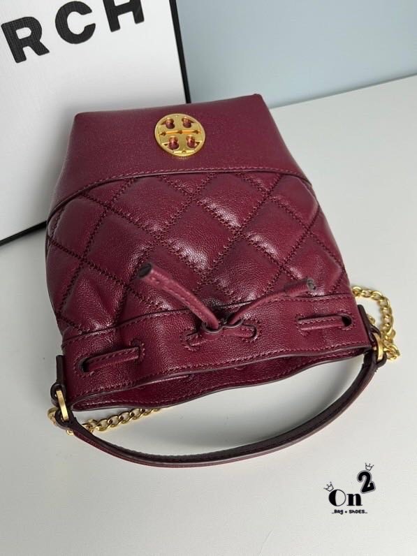 TORY BURCH WILLA MINI BUCKET BAG สุดปัง กระเป๋าสะพายทรงบัคเก็ต สวยผู้ดี โดดเด่นด้วยโลโก้สีทองดูหรู อัพลุคผู้ดี๊ผู้ดี วัสดุหนังแท้ ดีไซน์บุนวม เส้นคมดีเทลหรู เปิด-ปิดหนังรูดปากกระเป๋า มีหูหิ้วในตัว คล้องแขนเก๋ๆ ภายในเป็นช่องโล่ง มีช่องย่อย ใส่ของสำคัญจุกจิ