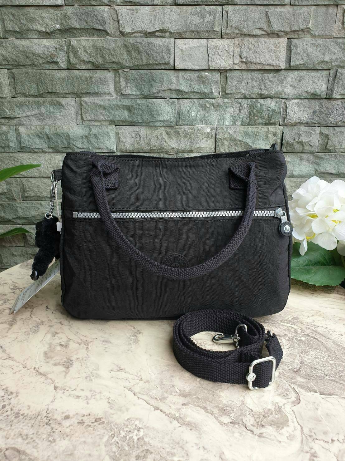 Kipling tote bag 2-way bag diagonally over handbags SEVRINE K15311 กระเป๋าถือ KIPLING รุ่น Sevrine แอคเซสเซอรี่ที่เหมาะแก่การพกพาในชีวิตประจำวัน จัดเก็บของให้เข้าที่ด้วยการแบ่งช่องกระเป๋าเป็น 2 ช่อง ดีไซน์โมเดิร์น กะทัดรัด คล่องตัวทุกการเคลื่อนไหว กระเป๋า