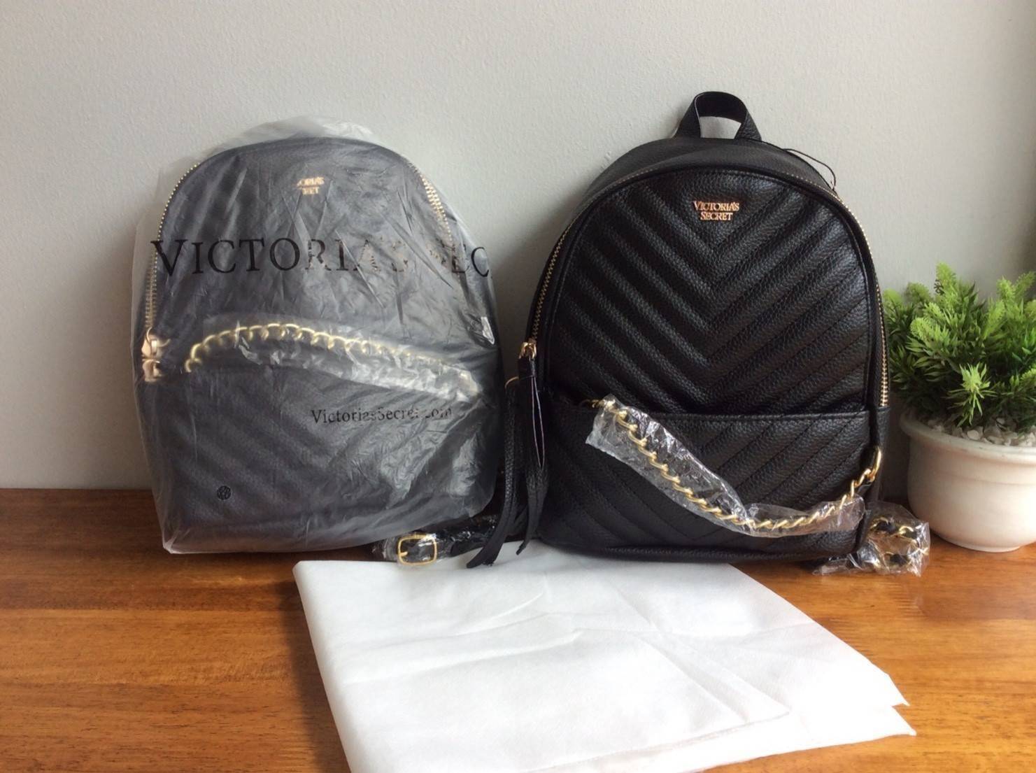 NEW ARRIVAL! VITORIA’S SECRET MINI BACKPACK กระเป๋าเป้ขนาดมินิรุ่นใหม่ล่าสุดวัสดุหนังแกะสังเคราะห์ เดินเส้นลายริ้วสวยดูมีดีเทลเปิดปิดด้วยซิปรอบสะดวกใช้ ด้านหน้ามี1ช่องซิปประดับโลโก้แบรนด์อะไหล่ทองดูหรู ภายในมีกว้างมีโลโก้และช่องซิป น้ำหนักเบา หูจับถนัดมือ