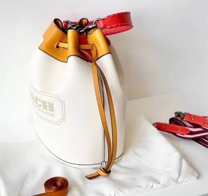 COACH Color-Block Leather Field Bucket Bag ((C3850//C3851)) พร้อมส่งที่ไทย กระเป๋าทรงขนมจีบ สุดฮิต ใช้ได้กับทุกๆวัน หนังแท้ลายหนังสวยนิ่มมือดีค่ะ ด้านหน้ามีโลโก้แบรนด์ตังใหญ่ ปากกระเป๋าแบบหูรูด ปล่อยหนังห้อยยาวลงมา ภายในกระเป๋ากว้างใส่กระเป๋าเงินใบยาวได้;