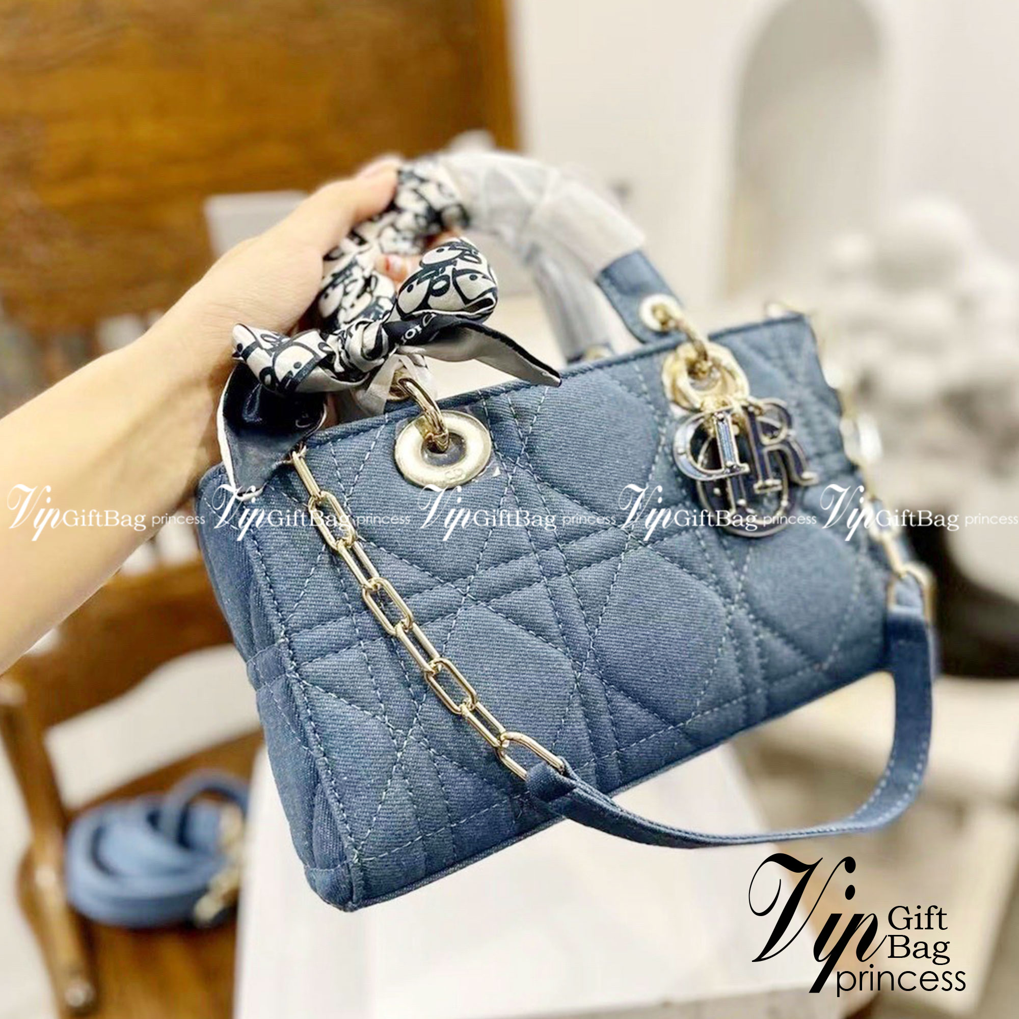 DIOR D-Joy Bag Cannage Denim / Dior Lady Bag กระเป๋าสะพายดิออร์ใบนี้คือราชนิกุลมากแม่ความเลดี้ดิออร์ที่เกินต้าน งานชนช้อปปังสุด ถือสลับแท้ไม่โป๊ะแน่นอน ราคาเบาสุด ภาพถ่ายจากงานจริง สวยเหมือนในรูป พร้อมส่งที่ไทย
