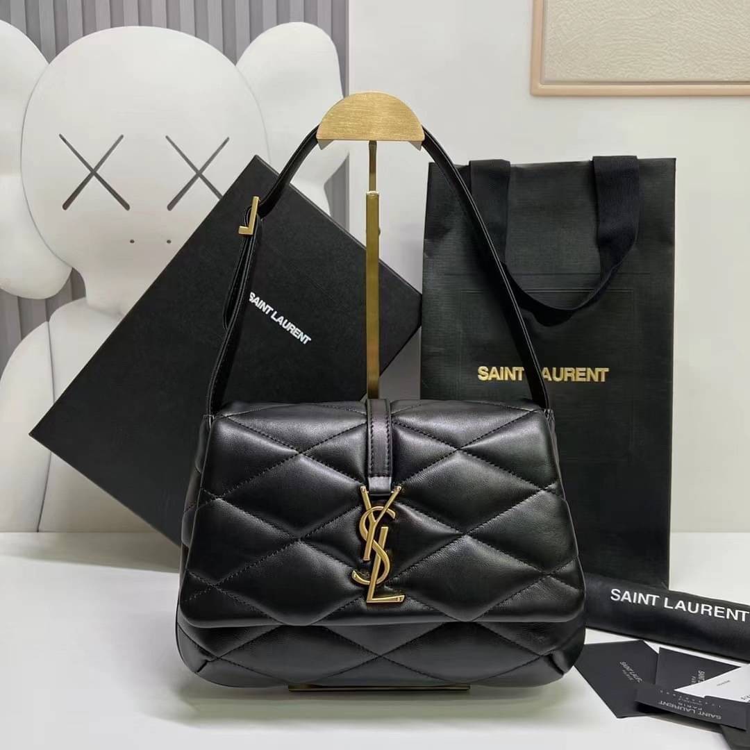 YSL le 57 hobo bag in quilted lambskin / YSL puffer handbag กระเป๋าถือหรือสะพายไหล่รุ่นใหม่ วัสดุหนังสัมผัสนิ่มมืออย่างดี ดีไซน์เรียบหรู ภายในโล่งกว้าง สามารถจุของสำคัญได้อย่างครบถ้วน ใบจริงหรูหรา ดูแพง มีไว้ติดบ้านสักใบ ยังไงก็คุ้มค่าจ้า