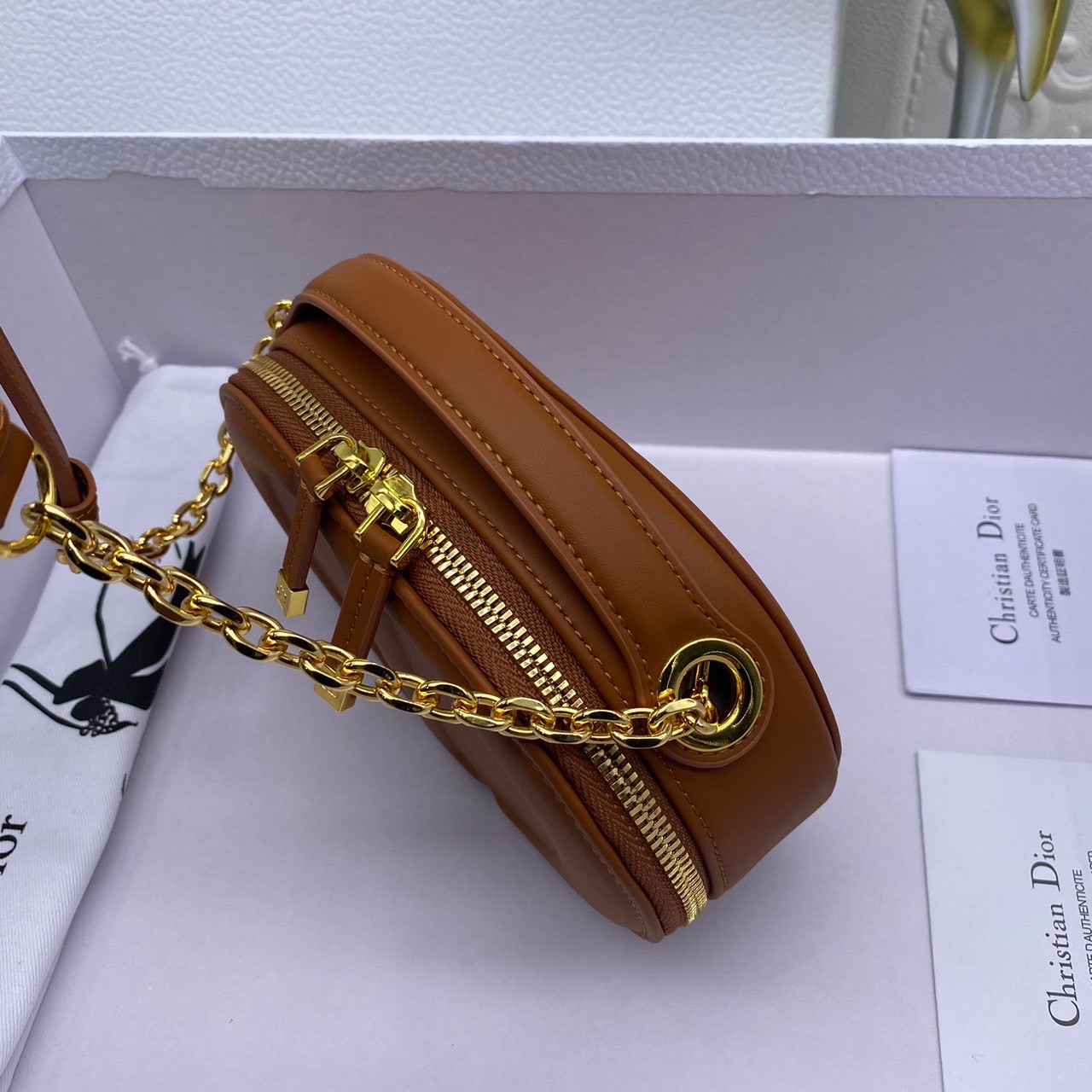 DIOR CD Signature Bag with Strap 17cm / CD OVAL CAMERA BAG / Dior Camera Bag ดีไซส์ใหม่ล่าสุด บ่งบอกถึงความหรู แต่ใช้งานได้โอกาส ใช้ได้ทั้งชายหญิง กระเป๋าสะพายทรงกล้อง ขนาดกะทัดรัด ไซส์สะพายคล่องตัว สีผู้ดีมากๆ