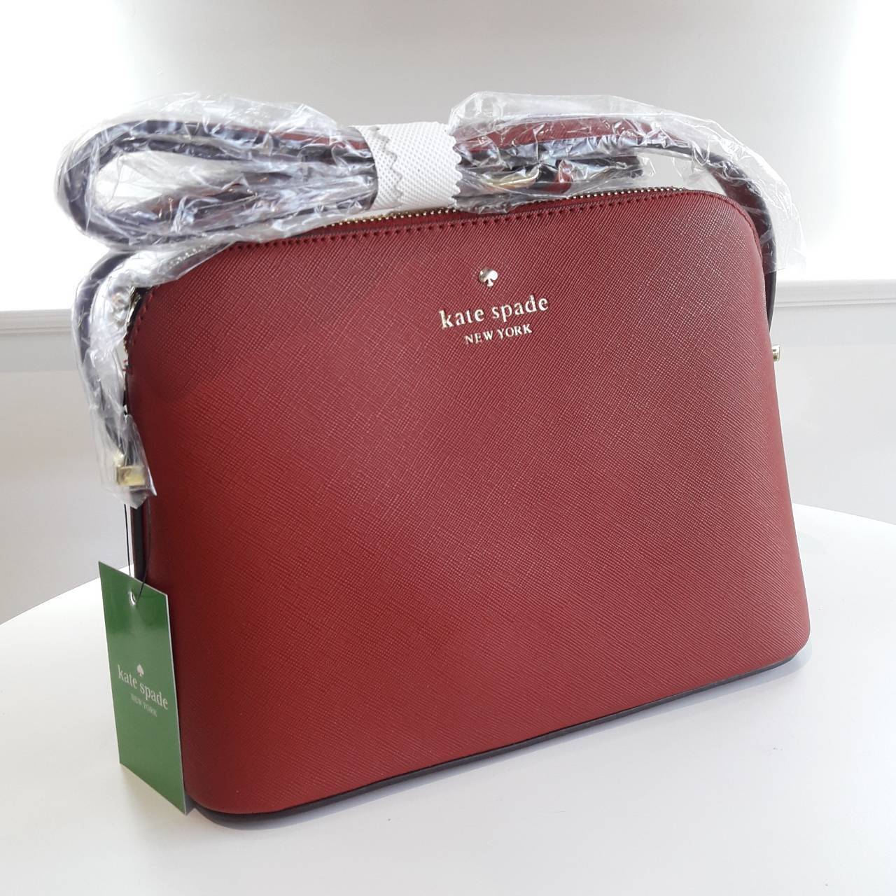Restock! KATE SPADE CEDAR STREET MANDY แบรนด์ดังจากอเมริกาสุดฮิตของวัยรุ่น กระเป๋าสะพาย หนัง saffiano ขนาดน่ารักกำลังดี เปิดปิดด้วยซิปเดียวด้านบน ภายในมีช่องเล็ก 1 ช่อง ใส่มินิไอแพคได้ ความยาวสาย 117cm ปรับได้ถึง 5 ระดับ รุ่นฮิตอีกรุ่นที่ไม่ควรพลาดเลยคร้า