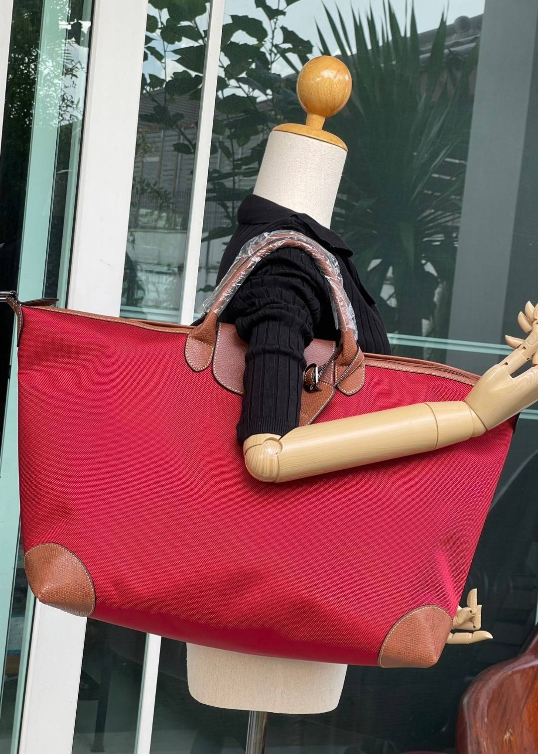 LONGCHAMP BOXFORD TRAVEL BAG L กระเป๋าเดินทางขนาดใหญ่ มาพร้อมสายสะพายที่สามารถถอดได้ ให้คุณเลือกสะพายไหล่หรือถือได้ มีซิปรูดเปิดปิดกระเป๋าที่ให้คุณมั่นใจได้ว่าคุณจัดเก็บไอเท็มของคุณได้อย่างมิดชิด บ็อคฟอร์ด (BOXFORD) สะท้อนความเป็นเอกลักษณ์ของแบรนด์ที่เปี่