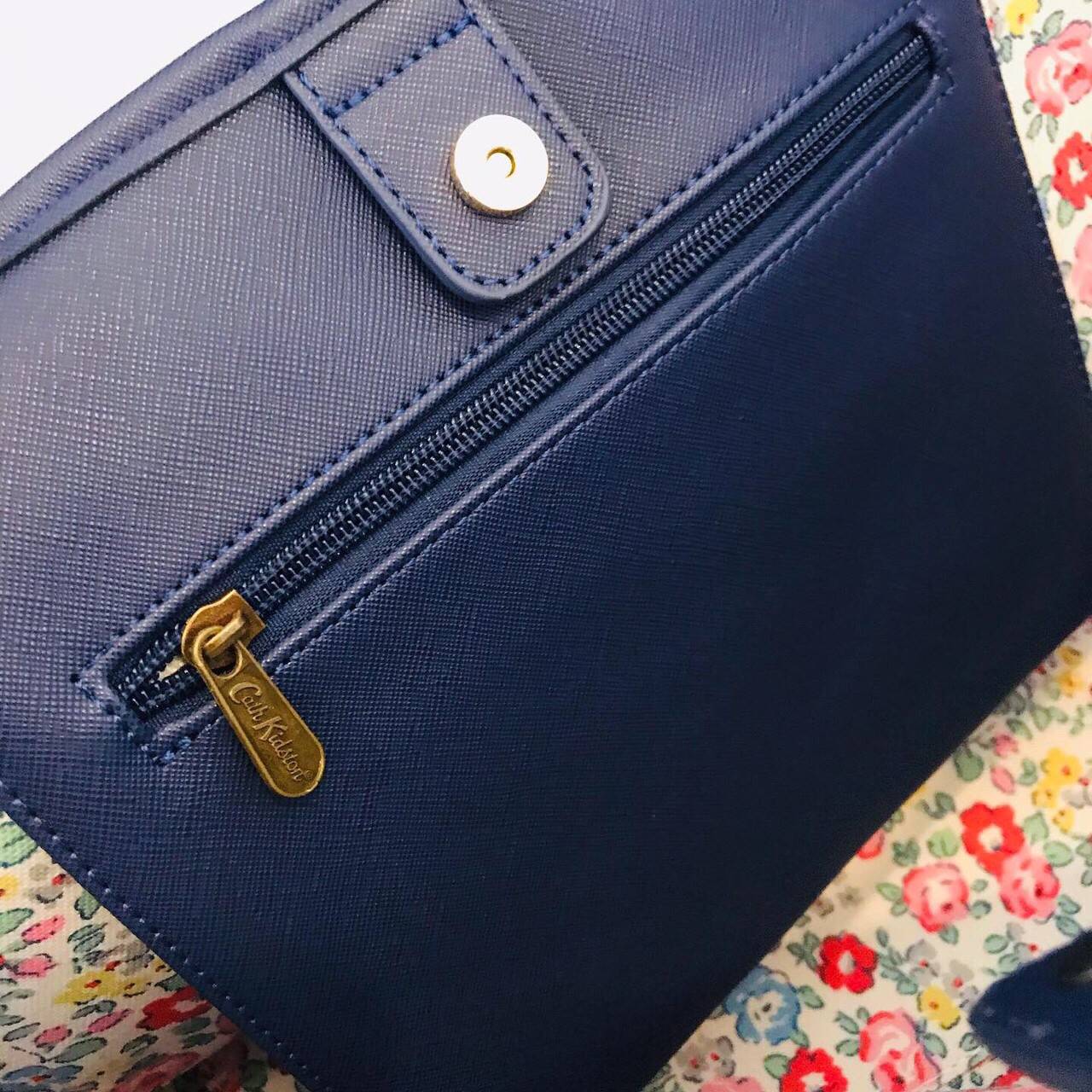 Cath kidston tote bag กระเป๋าสะพายรุ่นใหม่ วัสดุ PU คุณภาพดี นิ่ม น้ำหนักเบา เช็ดทำความสะอาดง่าย เปิดปิดกระเป๋าด้วยกระดุมแม่เหล็ก ด้านในโล่งกว้างมีช่องซิปสำหรับใส่ของ จุของได้เยอะ สายสะพายไหล่ยาวสุด22cm.ขนาดกำลังดีราคาสุดคุ้มห้ามพลาดค่ะ