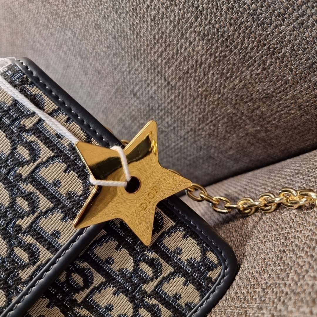 DIOR SET BAG / DIOR 30 Montaigne Bag / CD LIMITED EDITION GIFT BOX WITH GOLD STAR BOUTIQUE SET พร้อมเสิร์ฟครบชุด แรร์ไอเท็ม ที่ถูกรวมไว้ในหนึ่งเดียว กับ gift box limited จัดให้ทั้งกระเป๋าสะพายสุดหรู กระเป๋าสตางค์ใบสั้นรุ่นคลาสสิค ribbon เข้าเซ็ท และ gold 