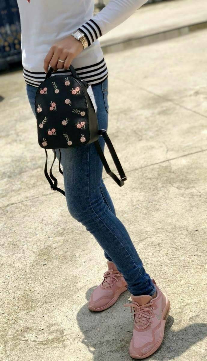 Bershka backpack bag ✔️รุ่นหายากค่ะ กระเป๋าสะพายหลัง หนังซาฟเฟียโน่ ด้านหน้าปักรูปดอกไม้ งานปักเน้นๆ สวยงามมากๆค่ะ เปิดปิดกระเป๋าแบบซิป ภายในโล่ง ใส่ของได้จุนะค่ะ สายสะพายด้านหลังเลื่อนปรับฟรีไซด์ค่ะ รุ่นนี้ขนาดกำลังดี น้ำหนักเบา ใบจริงน่ารักน่าใช้