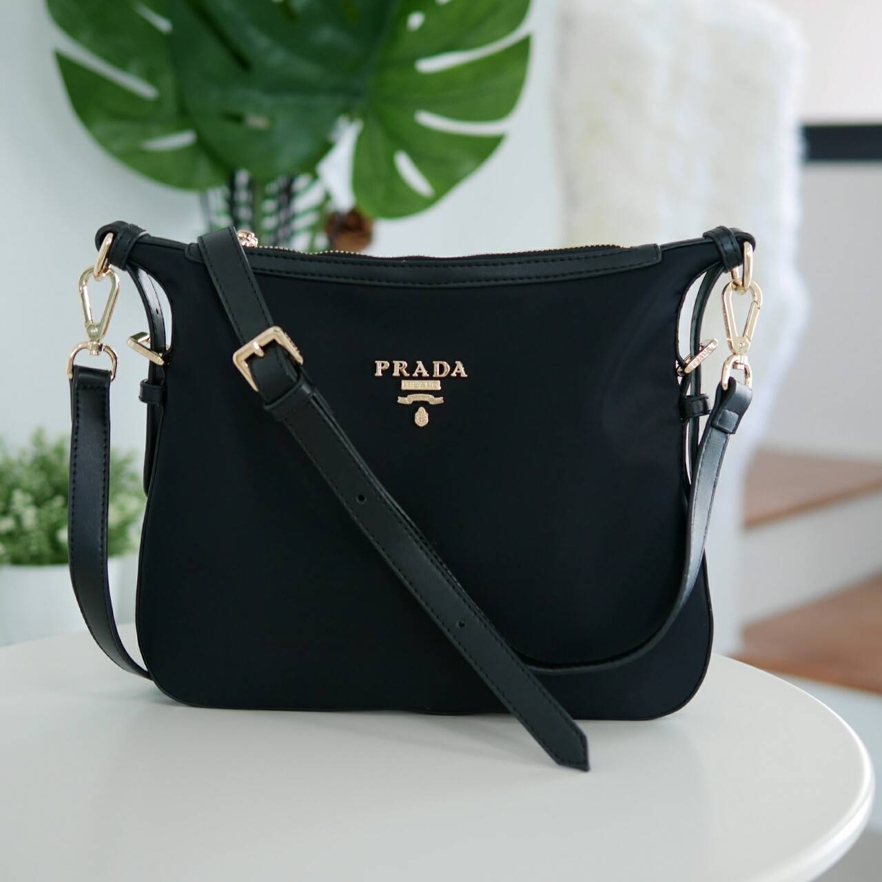 Prada Tessuto Saffiano Nylon and Leather Crossbody Messenger Bag กระเป๋าสะพาย ทรงสวย ดูโดดเด่น จากแบรนด์ Prada แท้ 100% ทำจากวัสดุผ้าไนล่อน เนื้อหนา คุณภาพดี อะไหล่ทอง สวยหรูดูแพง ซับในพิมพ์ลายแบรนด์สวยๆ ตามแบบฉบับแบรนด์ ใส่ IPad, เครื่องสำอางค์, กระเป๋าส