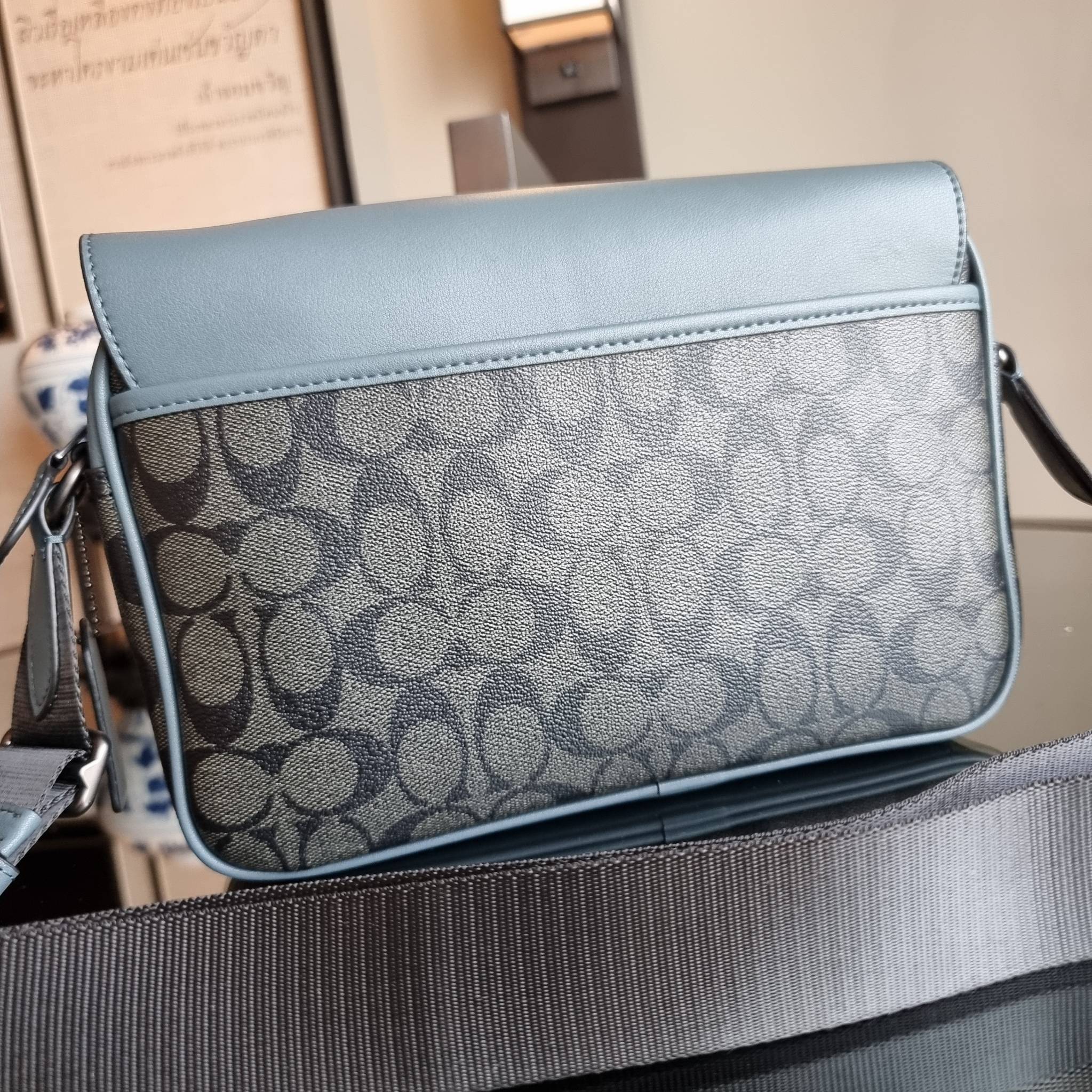 COACH TRACK CROSSBODY IN COLORBLOCK WITH COACH PATCH C6657 C8128 หล่อบอกต่ออีกหนึ่ง กระเป๋าสะพายทรงแมสเซ็นเจอร์ รุ่นเอาใจหนุ่มๆ ที่สาวๆก็อยากใช้!! ด้วยดีไซน์สีคัลเลอร์บล็อคที่โดดเด่น ทำให้ดูน่าใช้งาน วัสดุหนังแท้ สวยคมซ่อนหรู ฝากระเป๋ามีตัวล็อคแน่นหนา เปิ