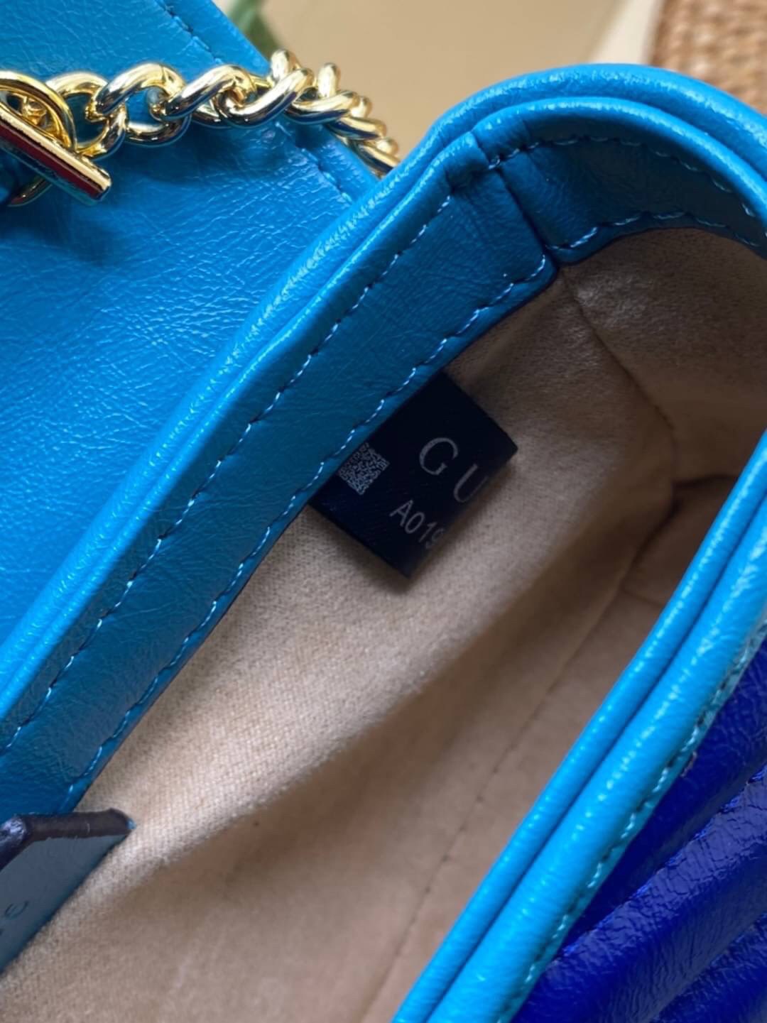 หนังแท้ VIP GIFT 】GUCCI GG Marmont super bag [mini & small] กระเป๋าสะพายข้าง โทนสีสดใสเล่นสีทูโทนตัดกันอย่างลงตัว เฟี๊ยดมากค่ะ ไซส์กะทัดรัด พกพาง่าย น้ำหนักเบา ดีไซน์สวย ภายในโล่งกว้าง มาพร้อมสายสะพายโซ่อะไหล่ทองในตัว ปรับใช้ได้ทั้งแบบสะพายเดี่ยว และสะพาย