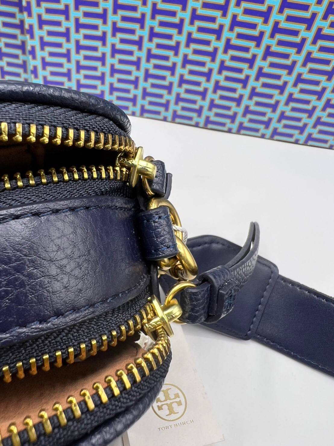 TORY BURCH Miller Mini Crossbody Bag / TORY CAMERA BAG / TORY BAG พร้อมส่ง 5 สี กระเป๋าสะพายใบเล็กมินิมอลในรูปทรงใหม่ที่คล่องตัว