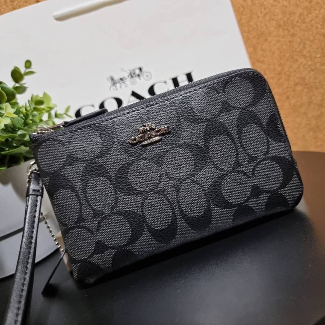 COACH F87591 DOUBLE CORNER ZIP WALLET IN SIGNATURE COATED CANVAS คล้องมือรุ่น 2 ซิป!! มาแล้วจ้า 🌟🤗 ไซส์นี้คือเหมาะมือจริงๆ พกง่ายเช่นเคย ไม่ต้องกังวลว่าจะเกะกะหรือกินพื้นที่กระเป๋าหลัก วัสดุหนังแคนวาสเคลือบลาย มีช่องหลักแยก 2 ช่อง ภายในบุผ