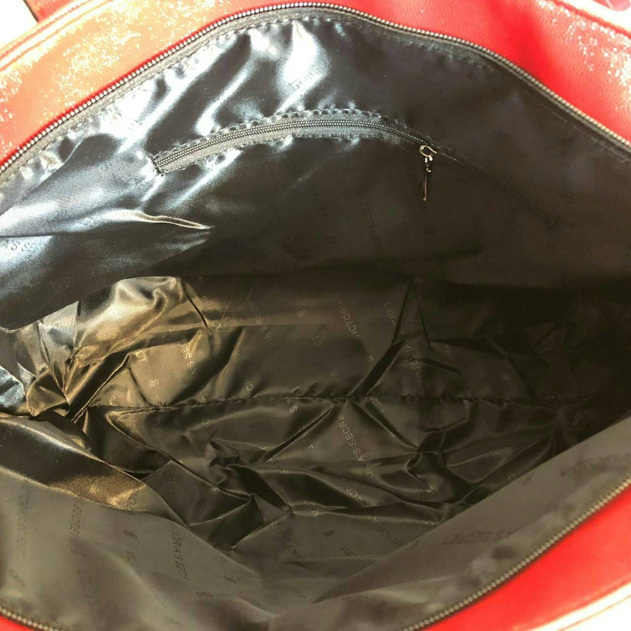 Victoria’s Secret Tote Bag 2019 กระเป๋าถือหรือสะพายลายหนังคาเวียร์ สวยด้านหน้าประดับด้วยโลโก้ ตัวกระเป๋าแต่งด้วยลายปักสวยเก๋ ปากกระเป๋าเปิดปิดด้วยซิปสะดวกใช้ ภายในมีช่องโล่งและช่องเล็กไว้แบ่งเก็บของ ใส่หนังสือ เอกสาร A4 Notebook ipad กระเป๋าสตางค์ ของใช้ไ