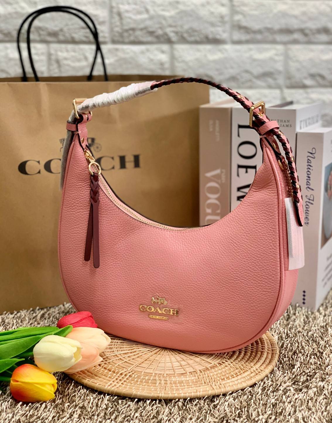 COACH BAILEY HOBO WITH WHIPSTITCH ((C4108//C1322)) พร้อมส่งที่ไทย!! สวยจริงไม่จกตาแน่นอนค่าา กระเป๋าทรงโค้ง ใช้แบบหิ้วหรือคล้องไหล่ก็ดูดี ใช้วัสดุหนังแท้ชั้นดี หนังสวยมากๆค่ะ ด้านหน้าใช้อะไหล่แบรนด์ตัวใหญ่ หรู ดูสะดุดตามีเดียว