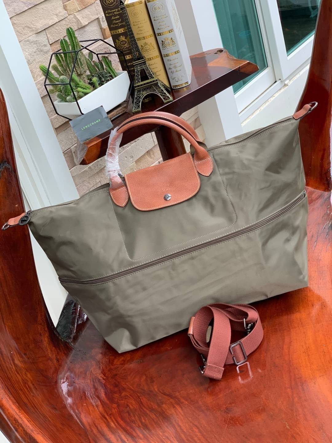 LONGCHAMP LE PLIAGE CLUB TRAVEL BAG กระเป๋าขนาดใหญ่สำหรับการเดินทาง เราเรียกที่นี้ว่า travelling bag รุ่นคลาสสิค มาพร้อมสายสะพายยาวที่ปรับและถอดออกได้ ความพิเศษของรุ่นนี้ที่ครองใจนักเดินทางทั่วโลก คือซิปรอบตรงกลางตัวกระเป๋า สามารถเปิดซิปเพื่อขยายขนาดและพั