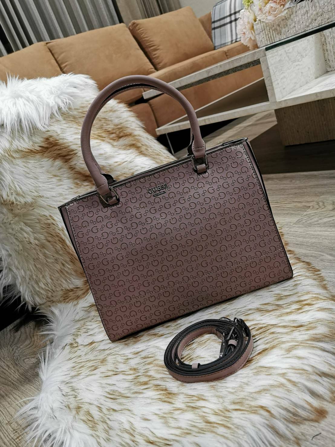 GUESS SINGNATURE SHOPPER BAG กระเป๋าถือหรือสะพายรุ่นล่าสุดจาก GUESS FACTORY หนังสวยอยู่ทรงปั้มลาย Singnature Brand รอบใบ ด้านหน้าประดับโลโก้แบรนด์ หูหิ้วเเข็งเเรงพับลงได้ เปิดปิดด้วยซิปสะดวกใช้ ขนาดกำลังดี ภายในมีช่องซิปและช่องใส่ของ กว้างและจุ น้ำหนักเบา