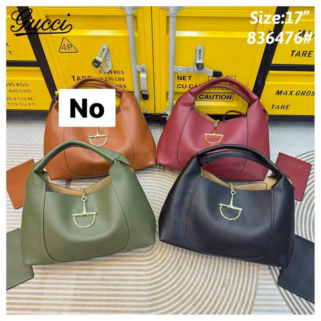 Gucci Softbit maxi shoulder bag กระเป๋าทรงโฮโบโฉมใหม่ใบใหญ่ อะไหล่เป็นเอกลักษณ์ของแบรนด์ในรูปแบบ Horsebit ครึ่งรูปขนาดใหญ่ หรูหราและใช้งานสะดวก รูปทรงสไตล์สบายๆ หนังลายเกรนสวยหรูนุ่มนวลพร้อมเท็กเจอร์อันโดดเด่น