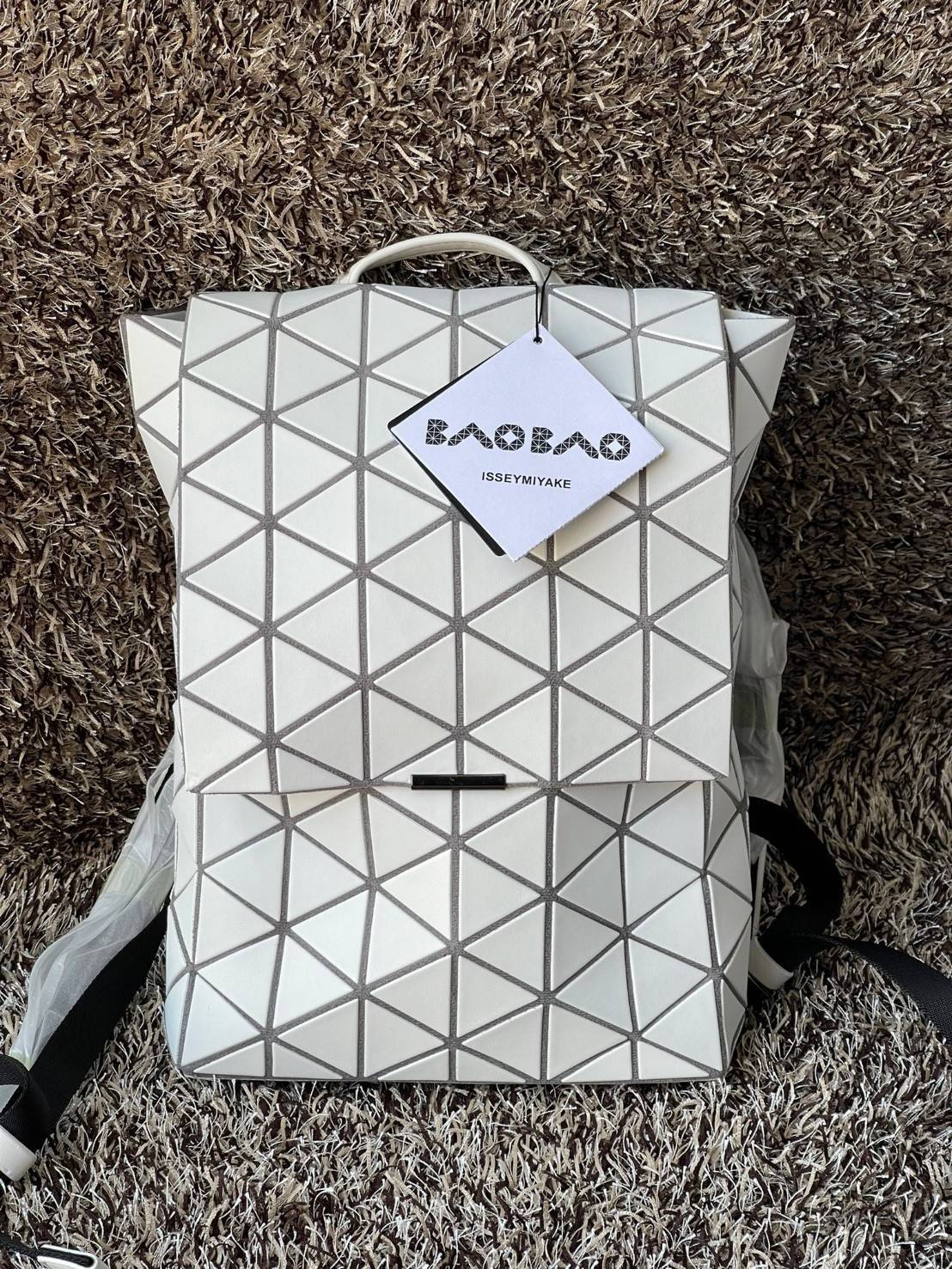 BAO BAO ISSEY MIYAKE Flap Backpacks กระเป๋าสะพายหลังรูปแบบใหม่จะเปิดตัว โดดเด่นด้วยฝาพับรูปสี่เหลี่ยมผืนผ้าที่เปิดและปิดได้ง่าย และรูปทรงแบบมินิมอล เป้สะพายหลังใช้งานได้ดีมาก