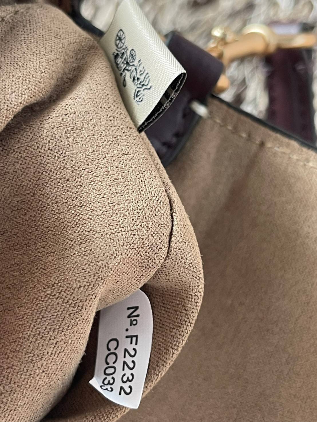 Coach grace series carriage logo handbag slingbag shoulderbag F2232 กระเป๋ามาพร้อมดีไซน์ที่ดูหรูหรา มีเอกลักษณ์เป็นที่จดจำได้ง่าย รวมถึงมีสีสันให้เลือกหลากหลายจึงครองใจสาว ๆ ได้ไม่ยาก โดยกระเป๋าออกแบบให้มีลักษณะเป็นกระเป๋าสะพายไหล่ทรงเหลี่ยมสุดคลาสสิก ที่