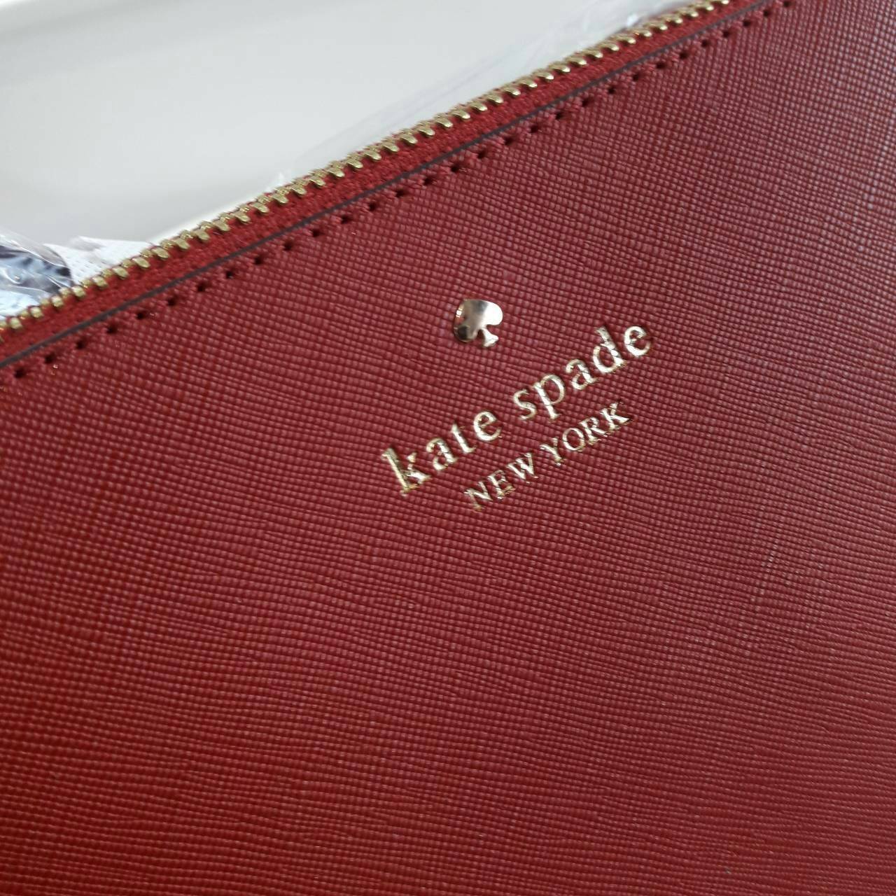 KATE SPADE CEDAR STREET MANDY กระเป๋าสะพาย แบรนด์ดังจากอเมริกา ขนาดกำลังน่ารัก วัสดุหนังลาย saffiano สวยอยู่ทรง ด้านหน้ามี logo brand สีทอง เปิดปิดด้วยซิปภายในโล่ง + ช่องเล็กใส่ของจุกจิก ใส่กระเป๋าสตางค์ใบยาวได้ ผ้าบุลายจุดสีทองดูหรูหรา ใบนี้ mix&match ได