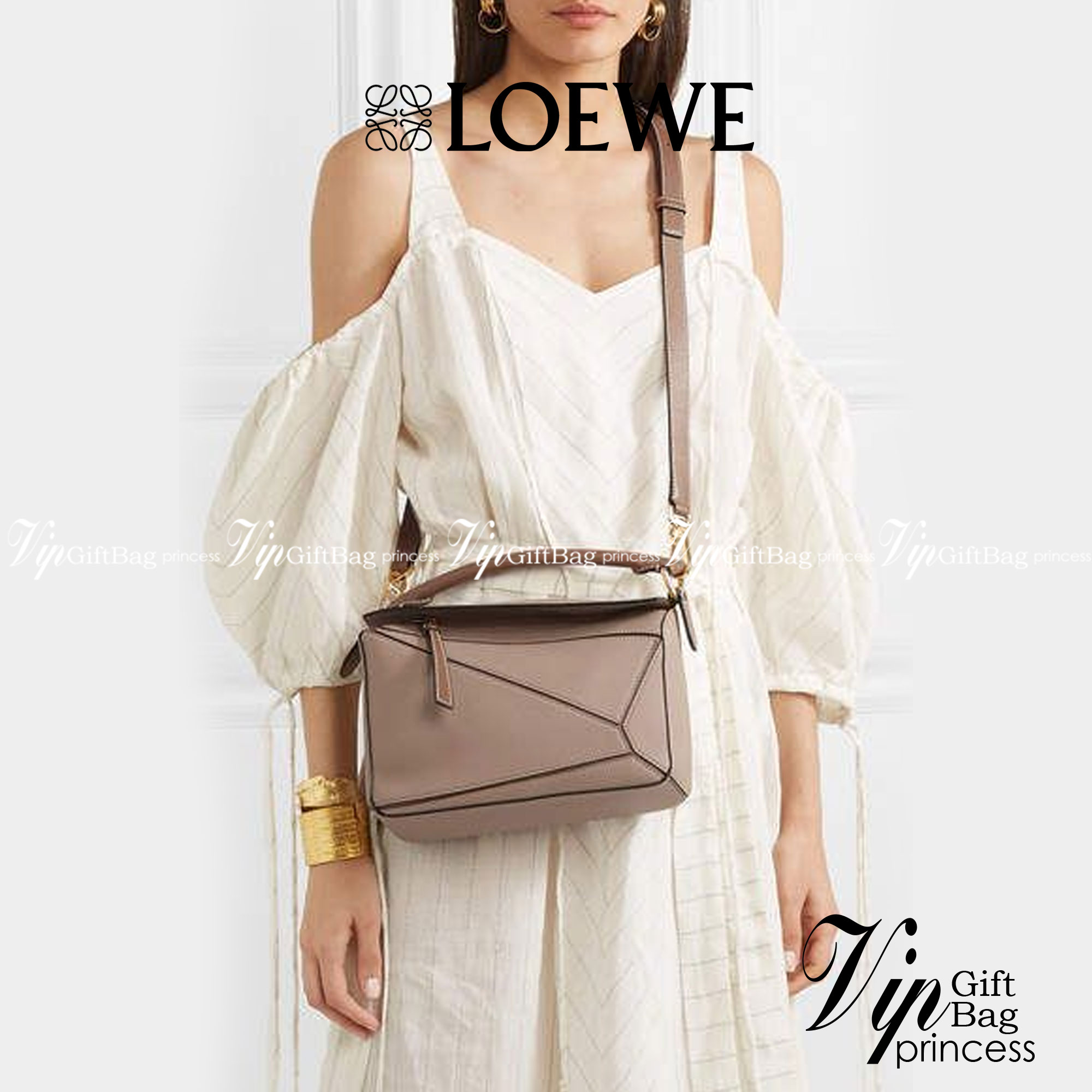 Loewe Puzzle Bag In Classic กระเป๋าทรง Puzzle นี้ออกแบบโดย Jonathan Anderson โดยได้รับแรงบันดาลใจในการออกแบบมาจากรูปทรงของลูกรักบี้ ดังนั้น จึงจะเห็นได้ว่าการตัดเย็บและรูปทรงของกระเป๋านั้นคล้ายคลึงกับลูกรักบี้ รูปทรงดูมินิมอลไม่ทิ้งคอนเซ็ปต์ของแบรนด์ สามา