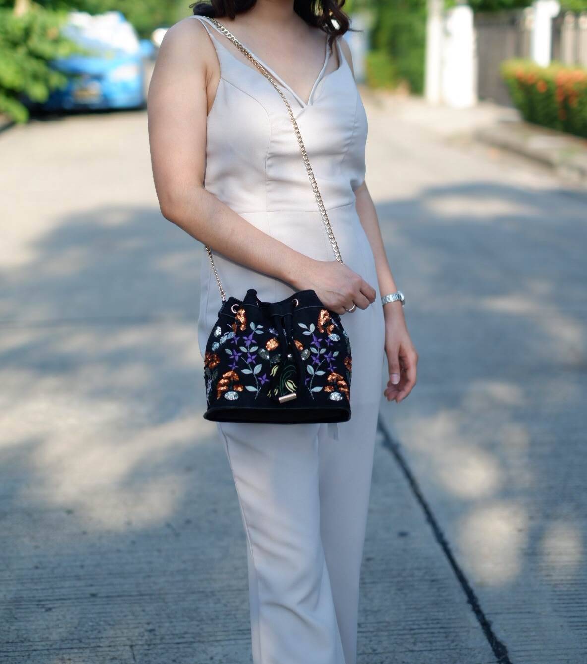 New! 2018 CHARLES & KEITH EMBELLISHED DRAWSTRING BAG กระเป๋าหนังสักลาด ทรงหูรูด ปักลายดอกไม้ ลายกริตเตอร์ สีสันน่ารัก อยู่ทรงแข็ง สะพายด้วยสายโซ่สีทอง ขนาดกำลังดี สะพายไปเที่ยวดูสดใส น่ารักแนะนำเลยค่ะ