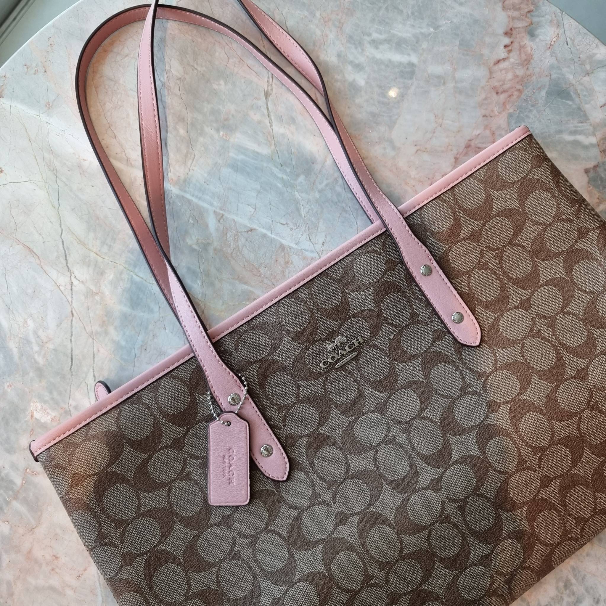 OUTLET 】COACH F58292 CITY ZIP TOTE IN SIGNATURE 16" รุ่นขายดี!! ไซส์ใหญ่ สีสวยมาให้แบบจัดเต็ม!! กระเป๋าถือทรงโท้ทใบใหญ่ สวยน่าใช้ทุกสี สะพายคล้องไหล่ได้เก๋ๆ จุของแน่นๆไปเลยจ้า!! วัสดุหนังแคนวาสคุณภาพ ปากกระเป๋าเปิด-ปิดด้วยซิป กันของหล่นได้ ถือไปไหนก็