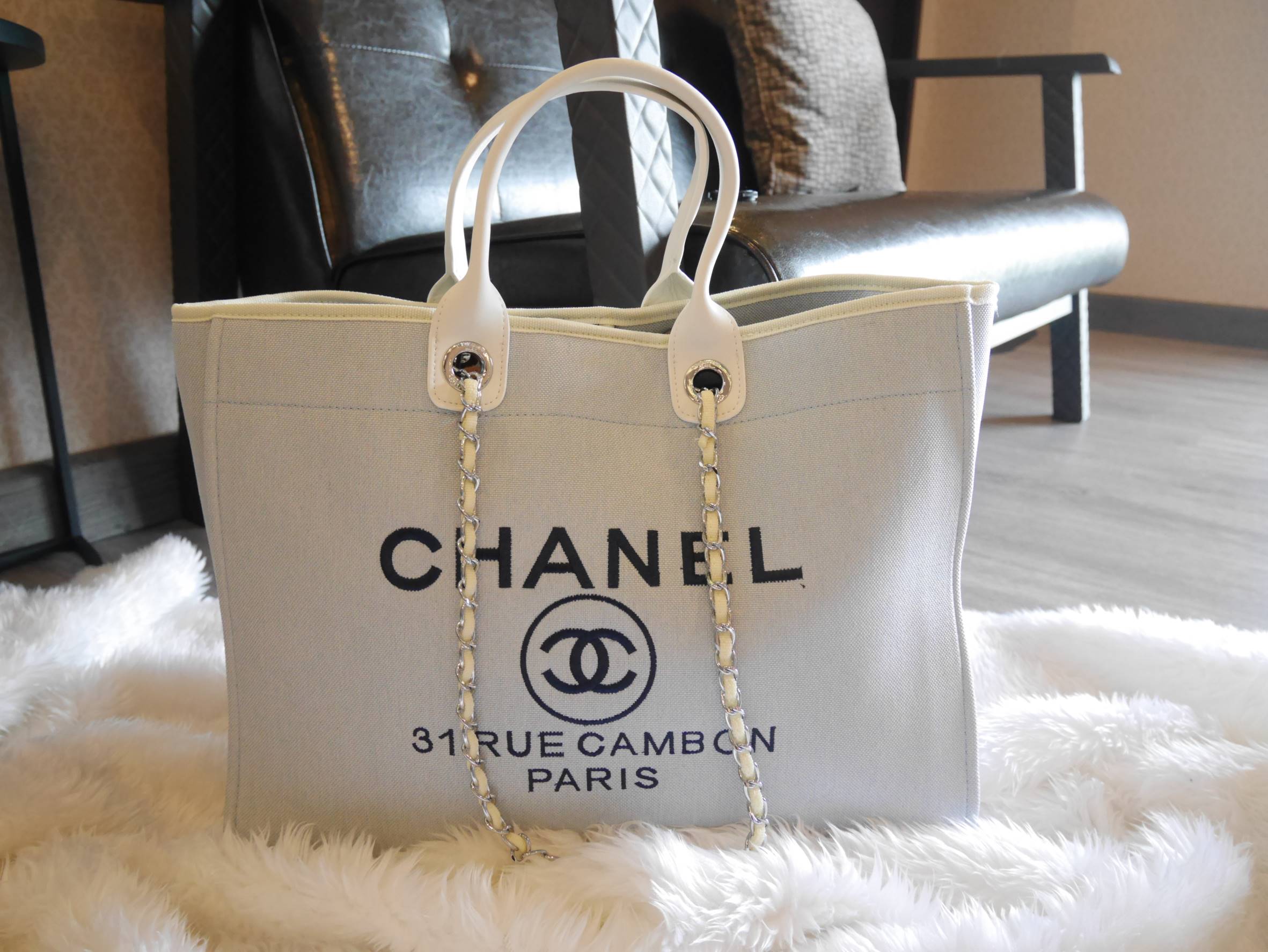 How Cute! 🎄🎄 รุ่นใหม่ล่าสุด!! ที่สาวๆรอคอย Chanel tote canvas bag จากงานพรีเมี่ยม VIP GIFT รุ่นดังเลยค้า Size ใหญ่อลัง บอกเลยว่า **งานดีที่สุด ตัวกระเป๋า กระเป๋าผ้าเป็นผ้า canvas เนื้อดีสมราคา สัมผัส นุ่มลื่นมือมากกกก อะไหล่เงินปั้มแบรนด์แ