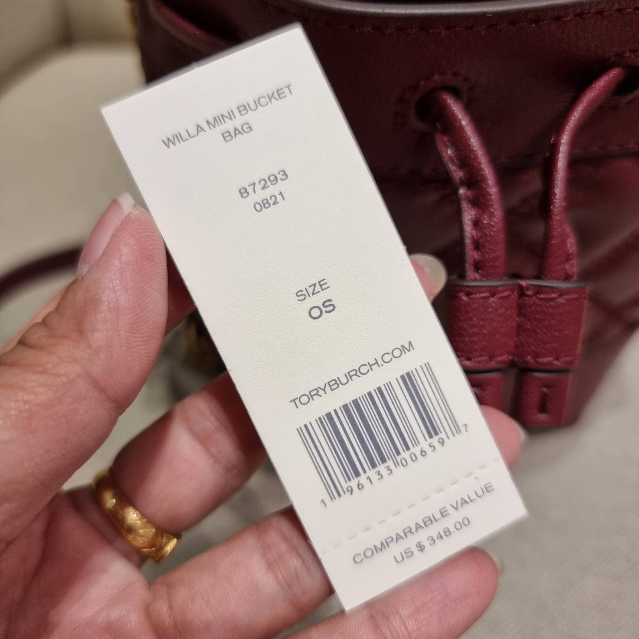 TORY BURCH WILLA MINI BUCKET BAG NEW ARRIVAL สุดปัง กระเป๋าสะพายทรงบัคเก็ต สวยผู้ดี โดดเด่นด้วยโลโก้สีทองดูหรู อัพลุคผู้ดี๊ผู้ดี วัสดุหนังแท้ ดีไซน์บุนวม เส้นคมดีเทลหรู เปิด-ปิดหนังรูดปากกระเป๋า มีหูหิ้วในตัว คล้องแขนเก๋ๆ ภายในเป็นช่องโล่ง มีช่องย่อย ใส่ข