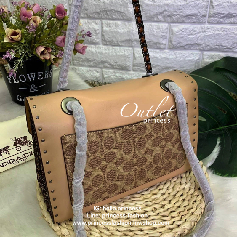 COACH PARKER SIGNATURE SHOULDER BAG กระเป๋าสะพายข้าง/ crossbody หนังแกะแท้ น้ำหนักเบา สวยหรู เปิดปิดกระเป๋าแบบหมุนล็อค อะไหล่รูปเป็นดอกคามิเลีย ภายในกระเป๋ากว้าง แบ่ง 2 ช่องหลัก ช่องซิปคั่นกลางเป็นสัดส่วน ใส่ wallet ยาว ของส่วนตัวใช้ได้ บุหนังกลับผสมกำมะห