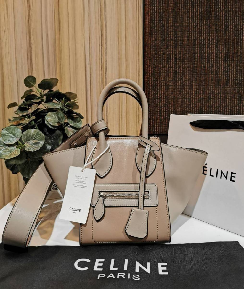 CELINE SHOULDER BAG VIP / CELINE LUGGAGE NANO Glossy Leather Handbag รุ่นนี้ Rare items หนังเรียบสวยสีทูโทนเรียบหรู ขนาดกำลังดี น้ำหนักเบา ด้านหน้ามีหนึ่งช่องซิป ด้านข้างดีไนส์ทรงปีกสามารถปรับขยายทรงได้ ภายในโล่งกว้าง มีช่องซิป มีตะขอเกี่ยวปากกระเป๋า ใส่ก