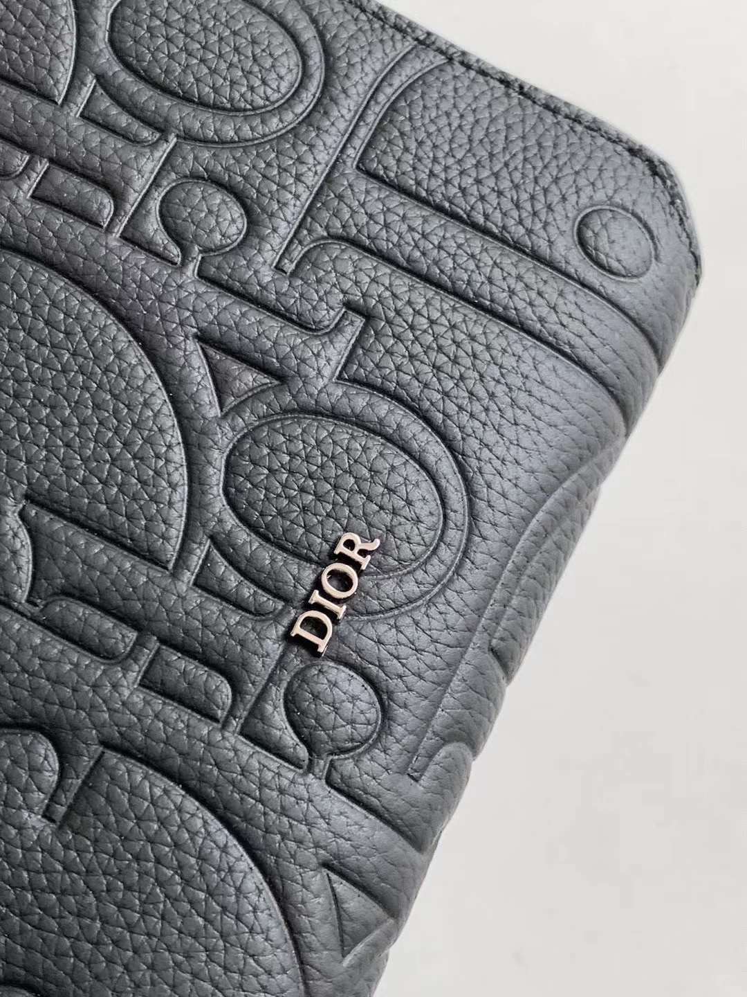 DIOR Zipped Pouch with Strap Black Dior Gravity Leather / Dior Trunk Messenger Bag กระเป๋าสะพายทรงแมสเซ็นเจอร์ ทรงพอชรูปทรงทันสมัย สง่างามเหนือกาลเวลา เกรดท็อปออริ สลับแท้ 1:1