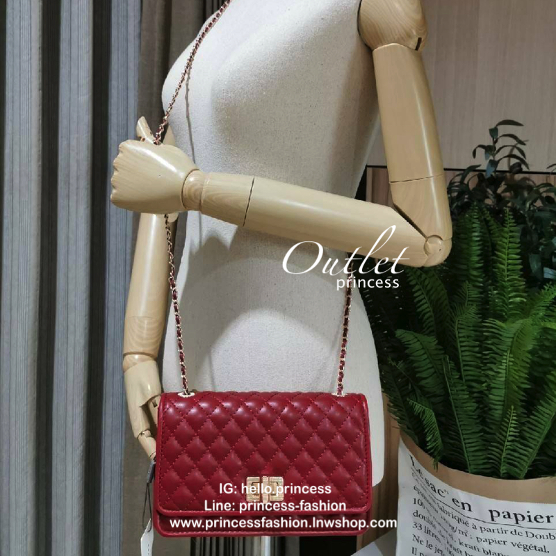 BEST SELLER! CHARLES & KIETH MINI CLUTCH BAG กระเป๋าสะพายทรงคลัชรุ่นยอดนิยมดีไซน์คลาสสิควัสดุหนังนิ่มลายตารางสวยอยู่ทรงขนาดมินิสไตล์ Chanel เปิดปิดด้วยตัวล๊อคแบบบิดอะไหล่ทอง ด้านหลังประดับโลโก้แบรนด์สวยดูดี มาพร้อมสายสะพายโซ่ร้อยหนัง Crossbody ได้สามารถซ้