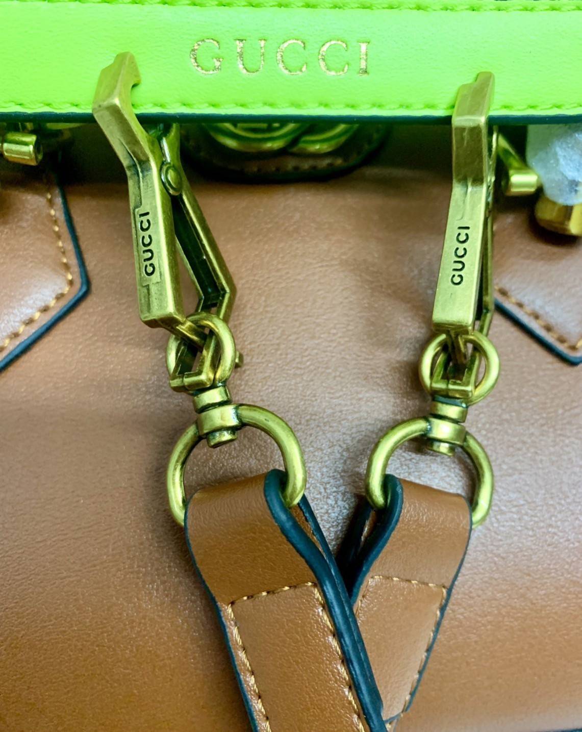 กระเป๋า GUCCI สไตล์งานหูไม้ไผ่ Size mimi รุ่น Gucci Diana Bag กระเป๋าสุดคลาสสิกดีไซน์มาใหม่พร้อมเข็ดขัดหนังสีสะท้อนแสงประดับตรงหูกระเป๋า กระเป๋าทรง tote วัสดุหนังแท้ (calfskin) อะไหล่ทอง ขนาดกำลังดี งานสวยตั้งอยู่ทรง มีสายสะพายยาว 1เส้น สามารถปรับระดับได้