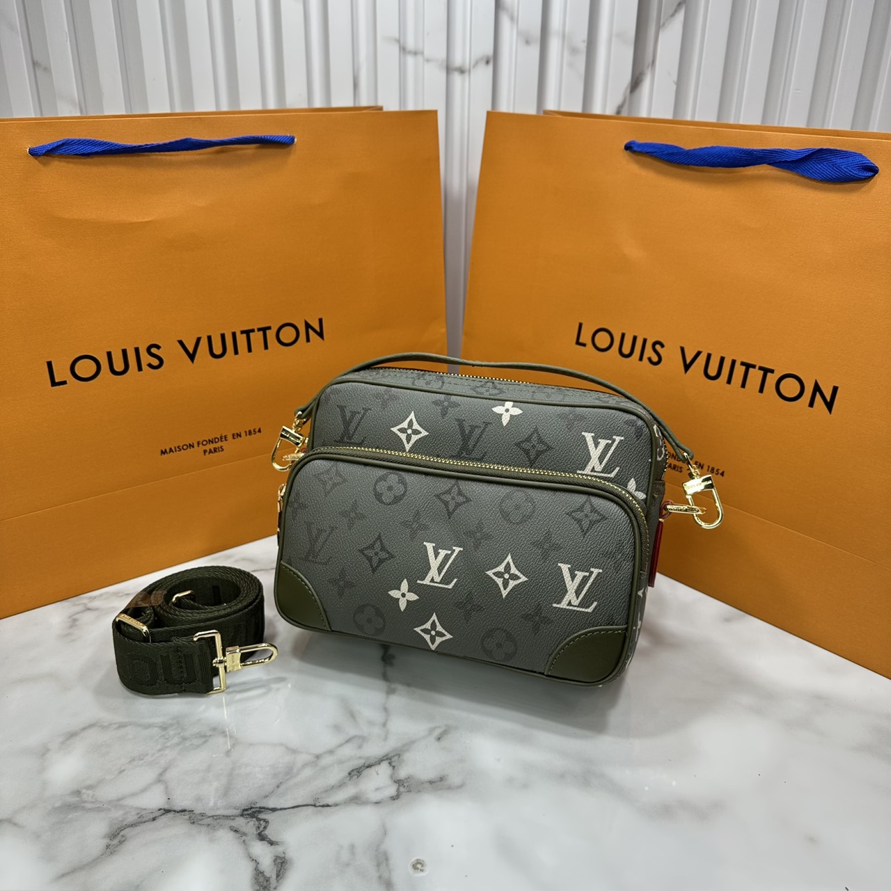 ORI หนังแท้ | LV Nil Messenger PM Navy Green กระเป๋าสะพายทรงแมสเซ็นเจอร์ สีใหม่ดีไซน์ใหม่
