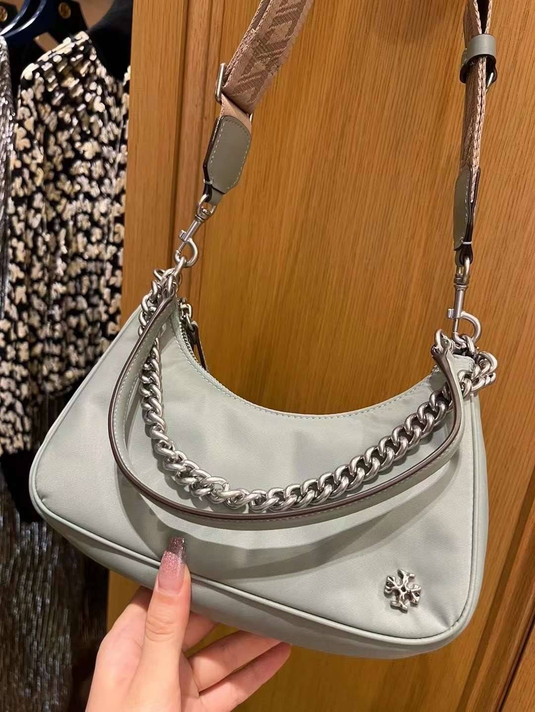 TORY BURCH handbag / TORY BURCH shoulder bag พร้อมส่งที่ไทย Tory Burch 151 Mercer Small Crescent Bag กระเป๋าถือหรือสะพายไหล่ วัสดุNylon อะไหล่เงิน น้ำหนักเบา พกพาสะดวก ใส่โทรศัพท์ iIphone+ ได้ ด้านในโล่งมีช่องเล็กใส่บัตร 2 ช่อง มาพร้อมสายสั้น สายหนัง+สายโ