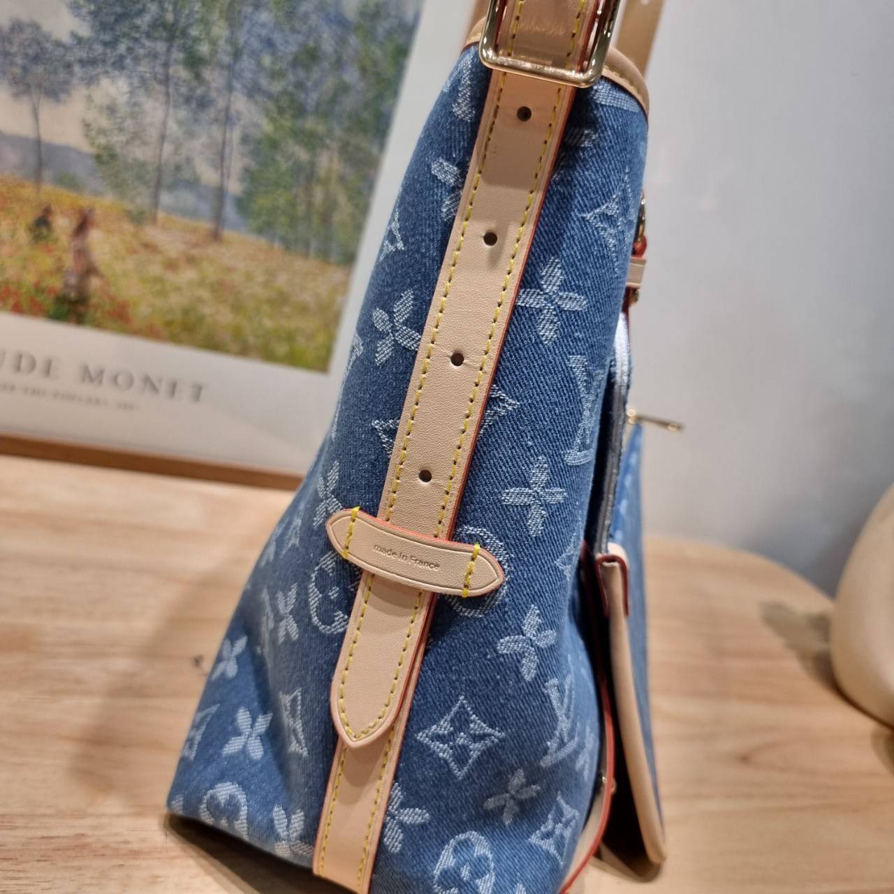LV Monogram Denim Carry /LV CARRYALL DENIM BAG ใหม่ล่าสุด สไตล์เดนิมสุดชิค รุ่นลิมิเต็ดที่สาวๆตามหา กระเป๋าสะพายไหล่ทรงสวย ดีไซน์เรียบง่ายคลาสสิค หรู ดูผู้ดี รูปทรงใช้งานง่าย มาพร้อมใบลูก ไว้เก็บของจุกจิก