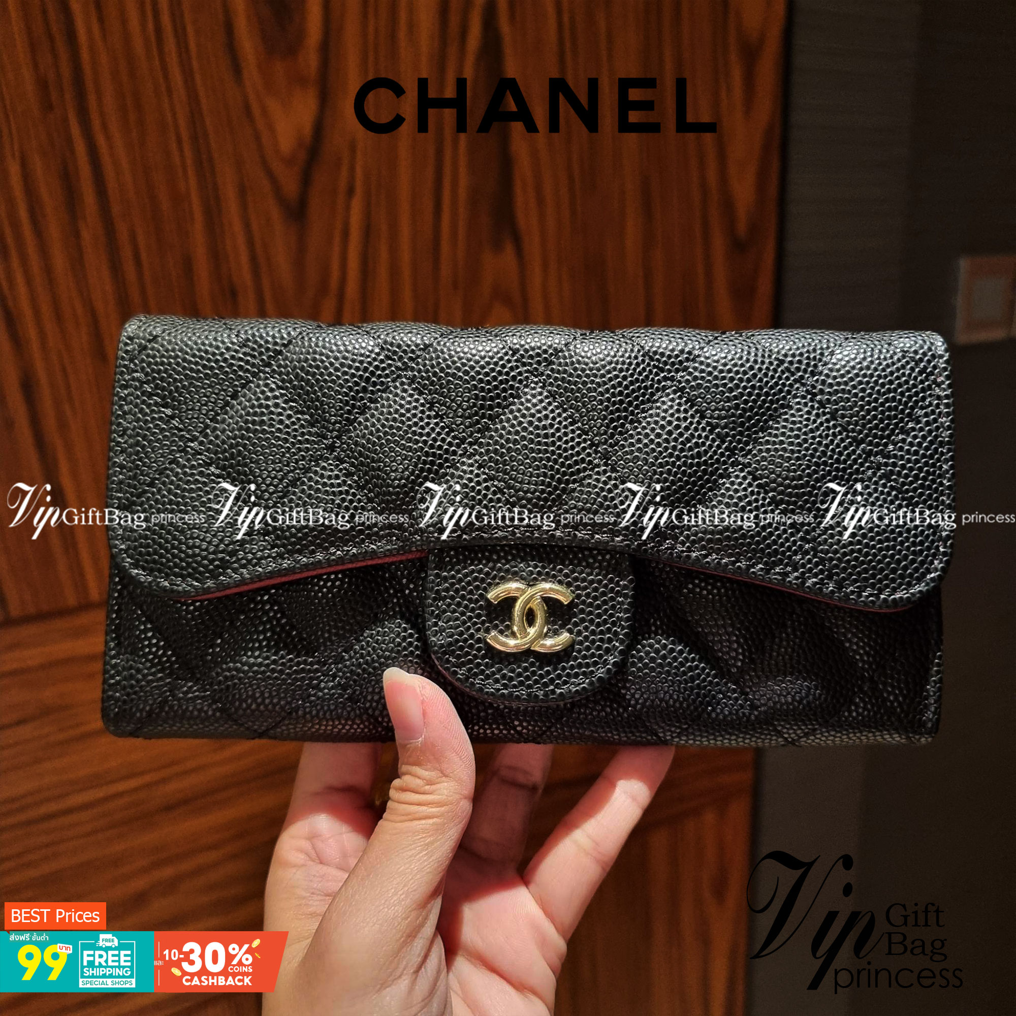 VIP 】กระเป๋าสตางค์ใบยาวรุ่นฝาพับที่ถามหากันมากที่สุด!! สวยรับทรัพย์จาก Chanel วัสดุหนังลายคาร์เวีย ลุคผู้ดีที่สุด เปิด-ปิดด้วยกระดุมแม่เหล็ก ภายในกระเป๋ามีช่องใส่บัตรได้เยอะ ใส่ธนบัตร ใส่เหรียญได้ มีช่องซิปแยกอีกหนึ่งช่อง ดีไซน์เรียบหรูดูคลาสสิค!! สาวๆห้า