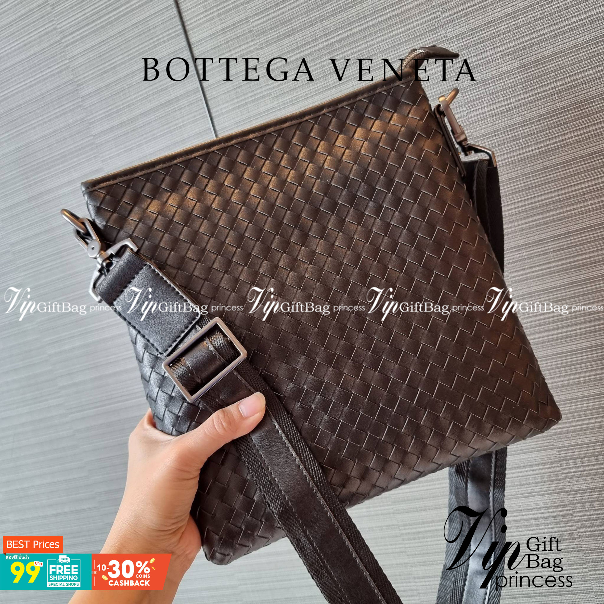VIP 】อีกหนึ่งไอเท็มเด็ดที่หนุ่มๆรอคอย กระเป๋าสะพายข้างทรงแมสเซนเจอร์ B.ottega venata vip bag ดีไซน์คลาสสิคเอกลักษณ์ ลายสานเรียบหรู ดูแพง ทรงผู้ดี หล่อไปอีก อัพลุคไปอีก วัสดุหนังวัวเต็มใบ เปิด-ปิดด้วยซิป ภายในโล่งกว้างใส่ของได้ครบถ้วนสิ่งสำคัญ สายสะพายปรับ