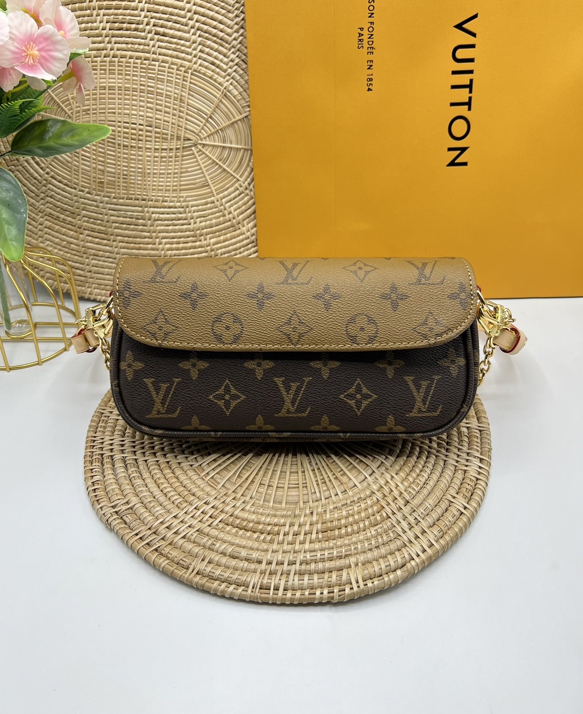 LV Wallet on Chain Ivy / LV IVY BAG กระเป๋าสะพายรุ่นยอดนิยม ใช้งานได้ทั้งธีมกลางวันและกลางคืน สวยหรู ดูแพงที่ถูกต้องมาก เกรดออริ 1:1 ใช้งานต่างประเทศได้