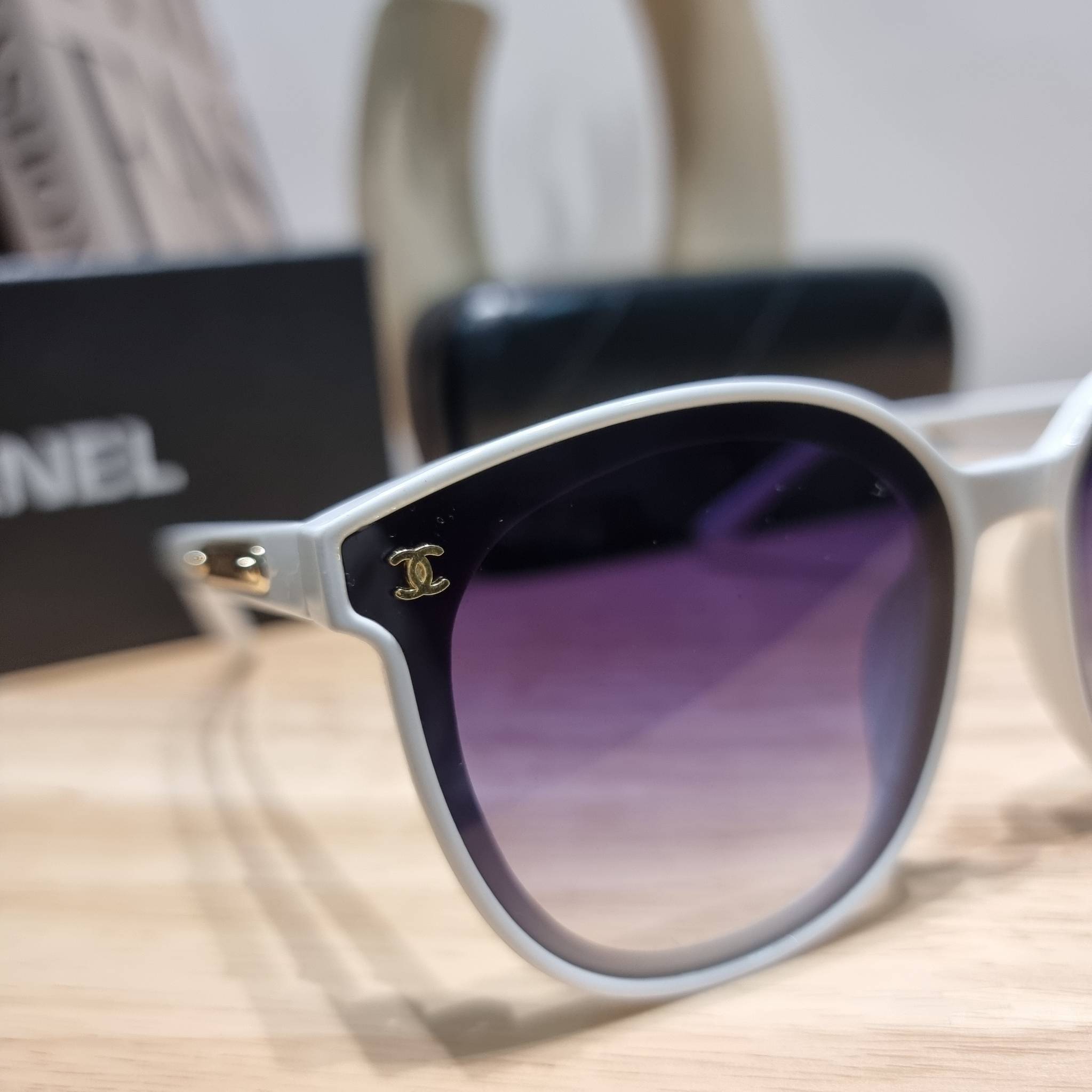 Chanel eye-glasses UV protection gift Box set สุดคุ้ม มาพร้อมอุปกรณ์ครบเซ็ท ดีไซน์ชิคมากแม่!! รับรองไม่ซ้ำใคร ใส่เสริมโหงวเฮ้ง ดูผู้ดี มีพกติดตัวไว้ไม่ตกเทรนด์ ใช้ได้ทุกโอกาส ทุกสถานการณ์ ใส่ที่บ้านถนอมสายตา