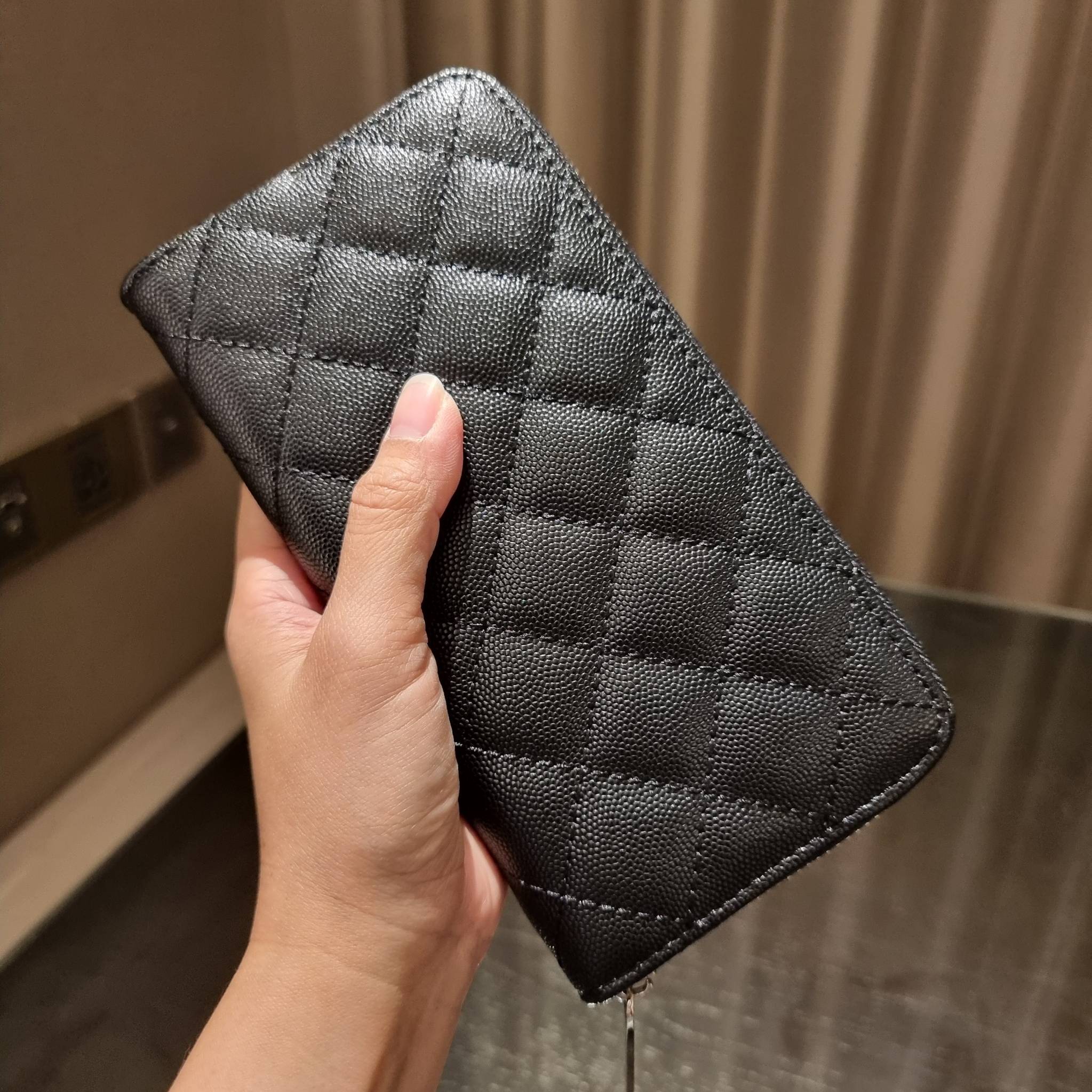 VIP 】กระเป๋าสตางค์ใบยาวรุ่นซิปรอบ สวยรับทรัพย์จาก Chanel วัสดุหนังลายคาร์เวีย ใช้แล้วขับผิวสุดๆ เปิด-ปิดด้วยซิปรูดรอบใบ ใช้งานง่าย ภายในกระเป๋ามีช่องใส่บัตรได้ ใส่ธนบัตรหรือเหรียญได้ มีช่องซิปแยกอีกหนึ่งช่อง ดีไซน์เรียบหรูแบบนี้ สาวๆห้ามพลาดกันน้า!! ซื้อใ