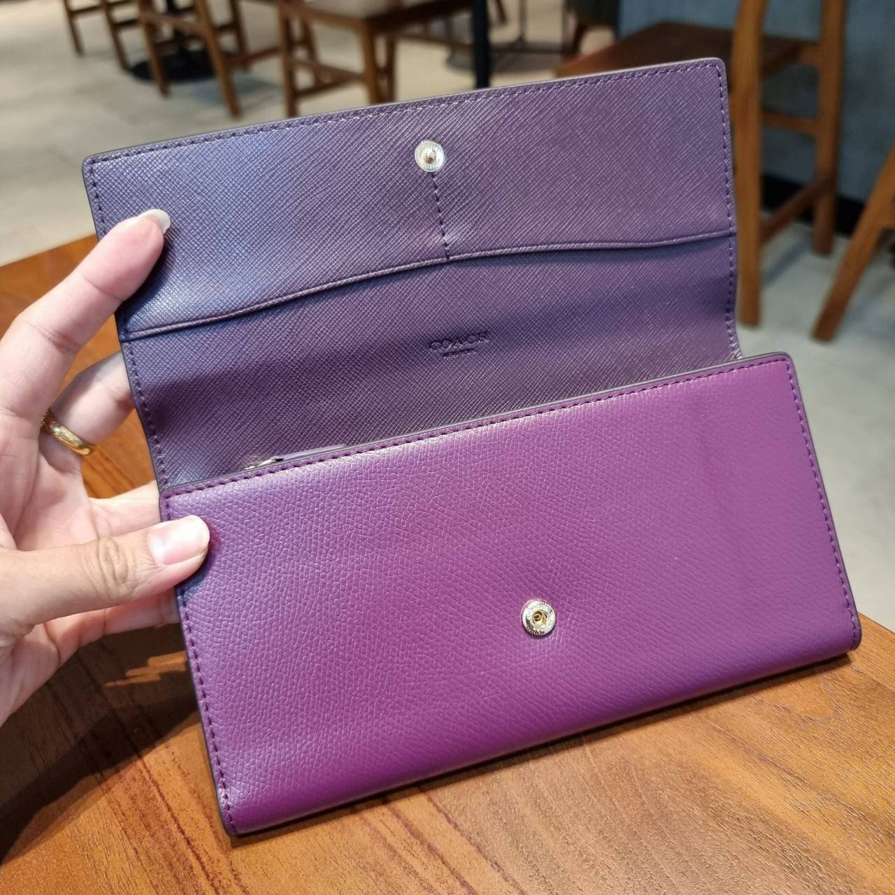 COACH F53763 TRIFOLD WALLET IN SIGNATURE กลับมาแล้วจ้า!! รุ่นขายดี!! 💓 ดีไซน์ใหม่ กระเป๋าสตางค์ใบยาว แถมที่ห้อยใส่บัตรแยกให้ (ถอดออกได้) น่ารักมากๆ ใช้งานง่าย เปิด-ปิดด้วยกระดุม ภายในใส่ธนบัตร ใส่บัตรได้เยอะ ใส่มือถือได้ไปอีก!! จุใจสุดๆ บอกเลยว่าใ