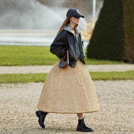 CELINE MINI AVA IN TRIOMPHE CANVAS AND CALFSKIN สวยเกินต้านกับน้องมินิ รุ่นสุดปัง ที่ใครเห็นก็ต้องว้าว กับกระเป๋าสะพายไหล่ ไซส์มินิ น้องน่ารักม้ากกก!! ไม่ไหว!! รูปทรงที่ไม่เหมือนใคร ใช้งานง่าย วัสดุหนังแคนวาสตัดสลับหนังแท้ สวยลงตัว รูดเปิด-ปิดด้วยซิป สายส