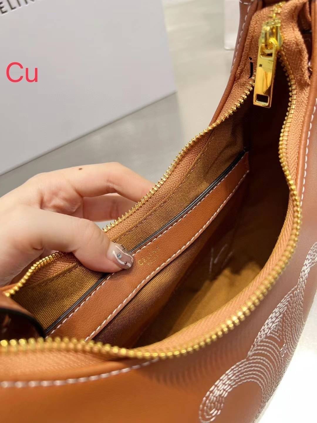 CELINE Ava Bag in Smooth Calfskin with Triomphe Embroidery กระเป๋าคล้องไหล่ซีลีนรุ่นใหม่ โลโก้งานปัก เรียบหรูและคลาสสิกมากๆ เข้ากับการแต่งตัวหลายสไตล์ ใช้ได้ทั้งกลางวันและกลางคืน หากสาว ๆ คนไหนที่กำลังมองหากระเป๋าสะพายไหล่ใบเล็กและ Practical เราขอแนะนำรุ่