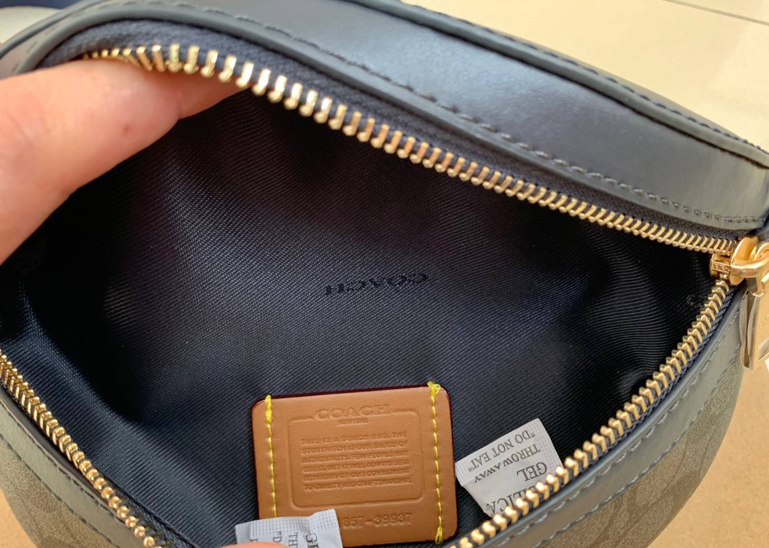 COACH BELT BAG ((39937)) กลับมาอีกครั้ง สวยเหมือนเดิมค่ะ😘 กระเป๋าคาดอก//คาดเอว หนังแท้นิ่ม สวยงามค่ะ ด้านหน้ามีช่องซิป ใส่กระเป๋าเงินใบกลางได้;มือถือได้ทุกรุ่น;พาสปอร์ตได้ค่ะ ด้านหลังมีช่องซิปให้อีกช่องใส่ของจุกจิก สายคาดเลื่อนปรับได้ฟรีไซด์ตามขนา