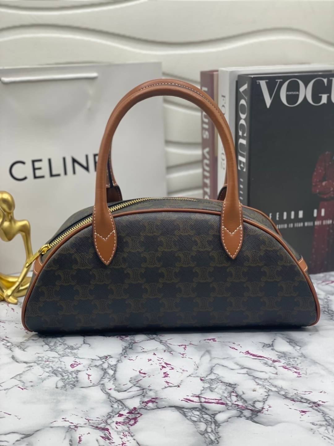 หนังแท้ CELINE MEDIUM TECKEL IN TRIOMPHE CANVAS AND CALFSKIN TAN / CELINE TRIOMPHE SHOULDER BAG / CELINE TRIOMPHE HANDBAG กระเป๋าถือหรือสะพายไหล่ ก็ปังๆ ยาวๆ ไปเลยสิค่ะ งานหนังแท้ทั้งใบสวยหรู สวยมากกก เก๋มาก ต้องมีแล้วค่าา แบบใหม่ล่าสุด งานพึ่งเข้ามาน้อยน