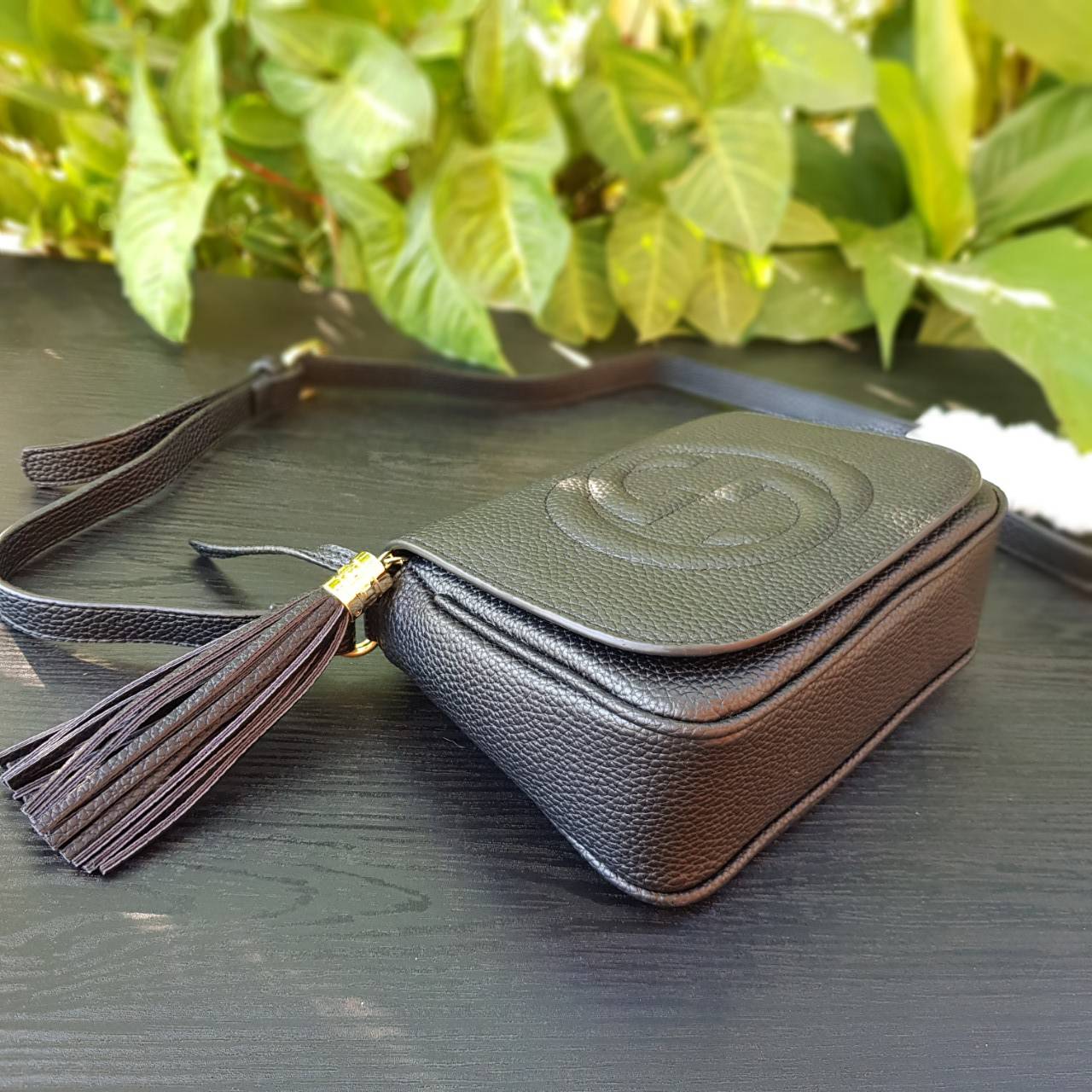 GUCCI Soho small leather disco bag กระเป๋าสะพายครอสบอดี้ทรงสวย ขนาดกำลังดี ใช้งานง่าย เข้าได้กับทุกลุค สายหนังยาวปรับระดับได้ตามการใช้งาน