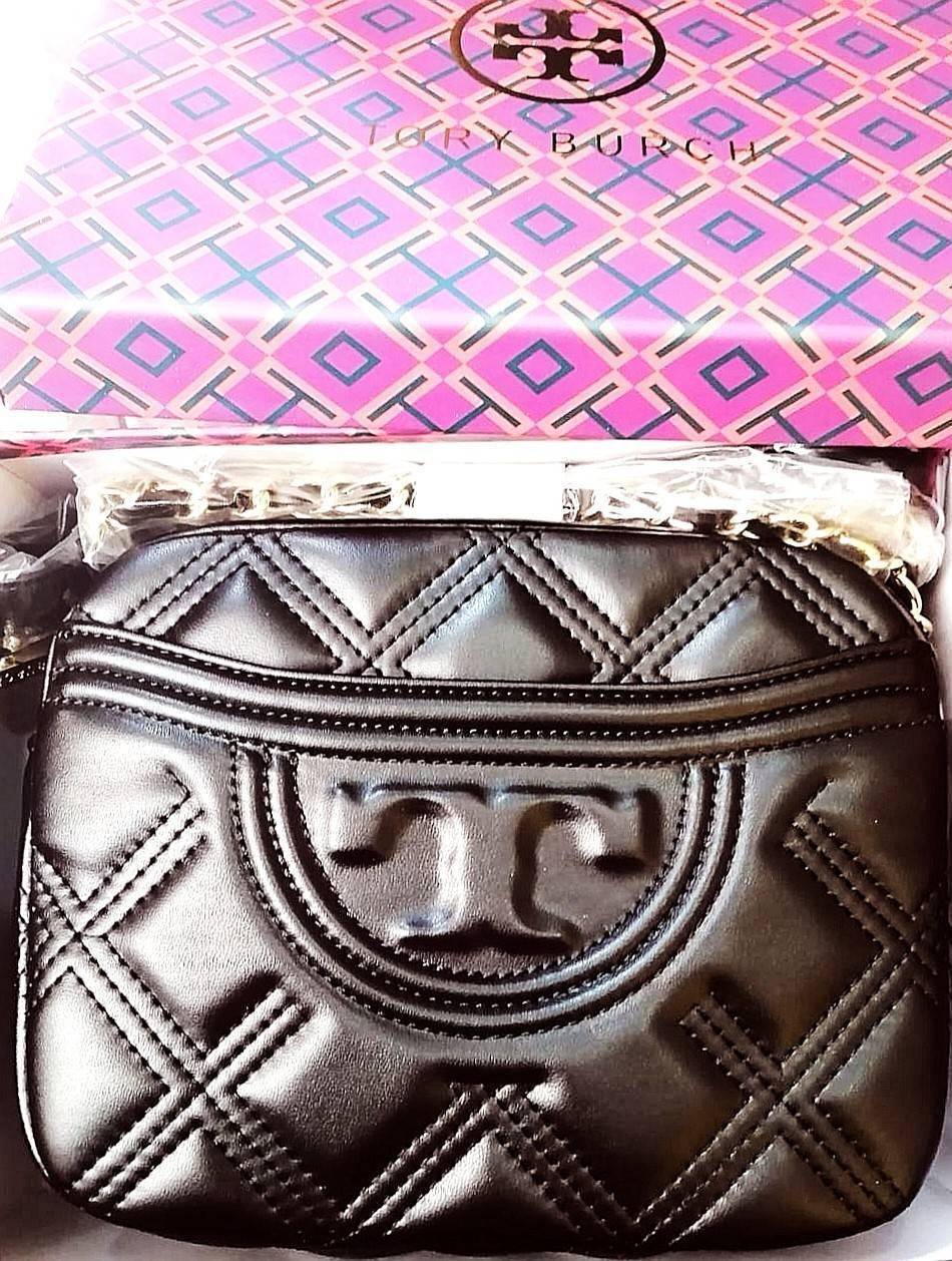 ของแท้ 💯% Tory Burch Factory Outlet Quilted Leather Shoulder Bag กระเป๋าสะพายรุ่นแนะนำจาก Tory Burch Factory วัสดุหนังแกะสังเคราะห์ขึ้นลายแบรนด์สวยหรูอยู่ทรงดีไซน์ยอดนิยมสุดคลาสสิคน่าใช้ค่ะ